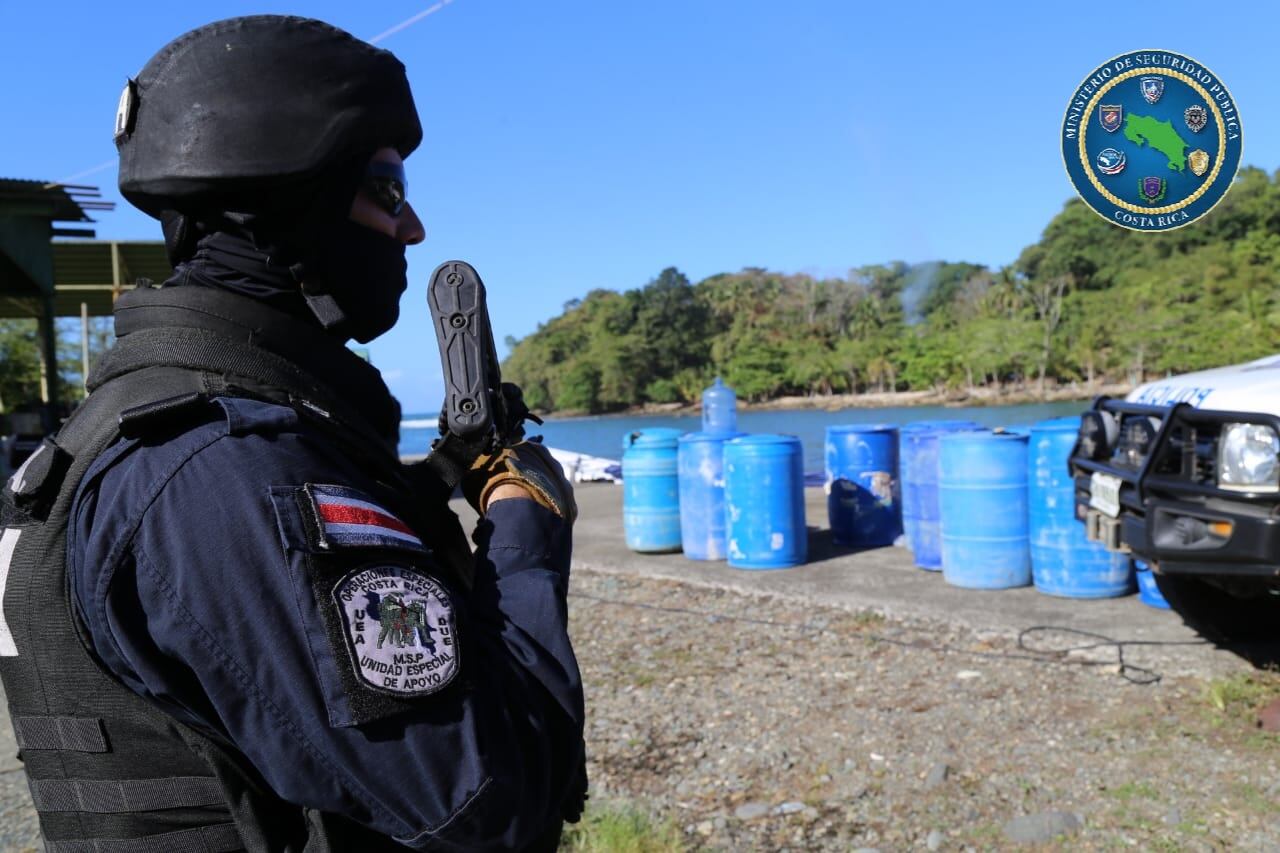 Fuerte custodia de la droga decomisada la noche del domingo en Limón. Foto: Ministerio de Seguridad