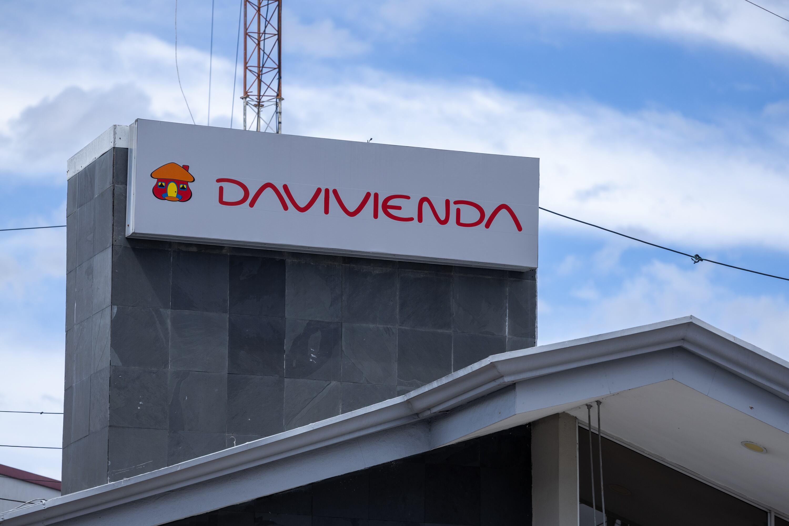 Fotografías ilustrativas de las fachadas del los edificios de Davivienda y Scotiabank.