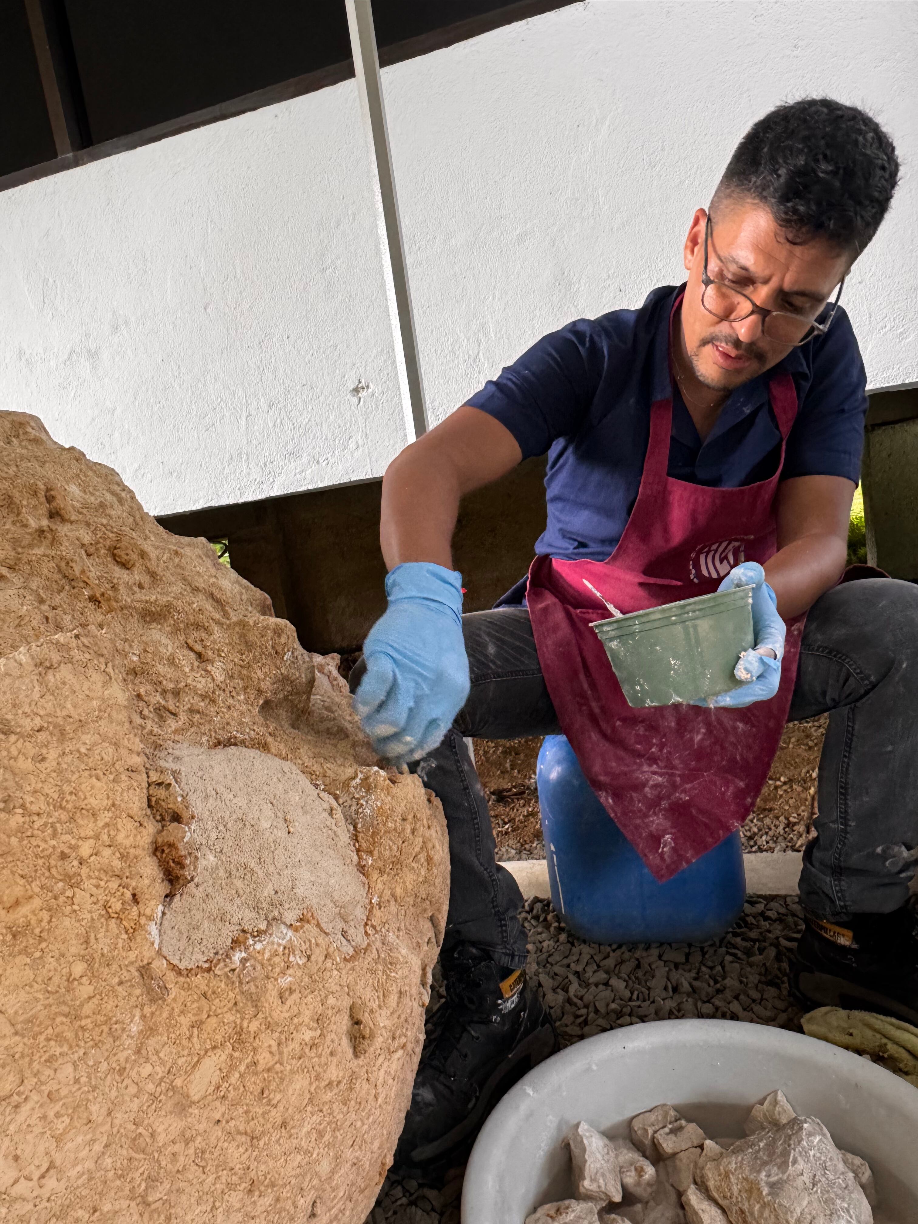 Un hombre rellena los espacios que dejaron libres las esferas.