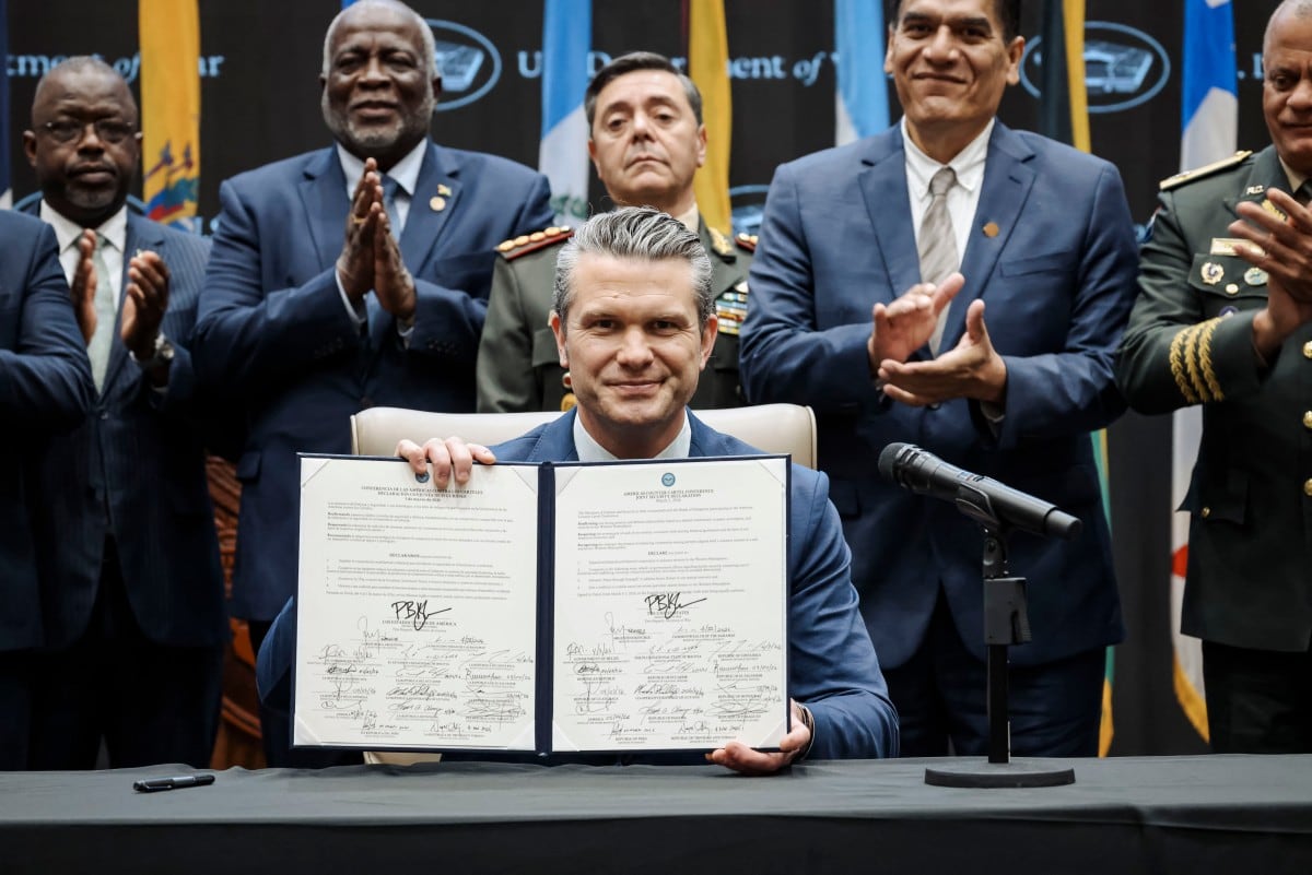 El secretario de Defensa de Estados Unidos, Pete Hegseth, habla tras firmar la Declaración Conjunta de Seguridad de la Conferencia de las Américas contra los Carteles, durante la inauguración de la Conferencia de las Américas contra los Carteles en la sede del Comando Sur de Estados Unidos (SOUTHCOM) en Doral, Florida.