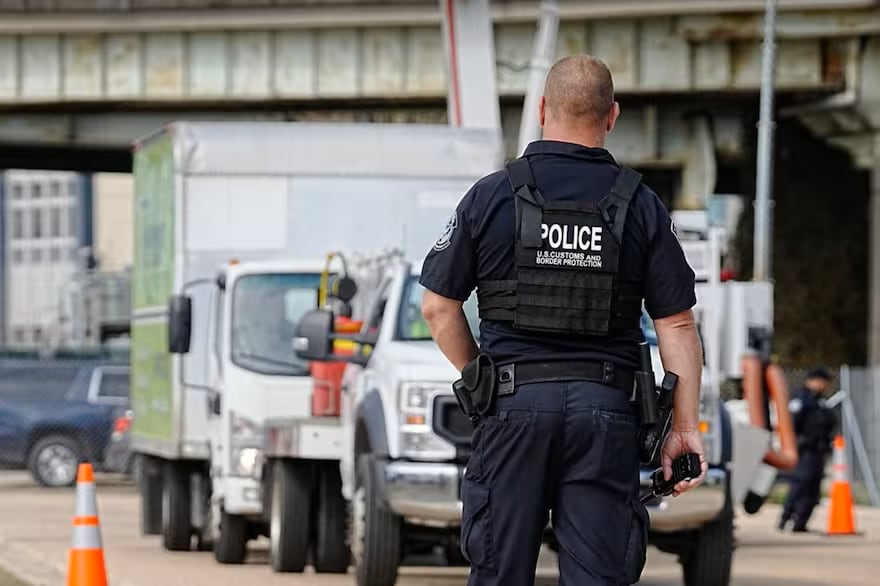 CBP interceptó dos cargamentos de metanfetamina en Texas valorados en más de $2 millones ocultos en una Ford y una Suburban.