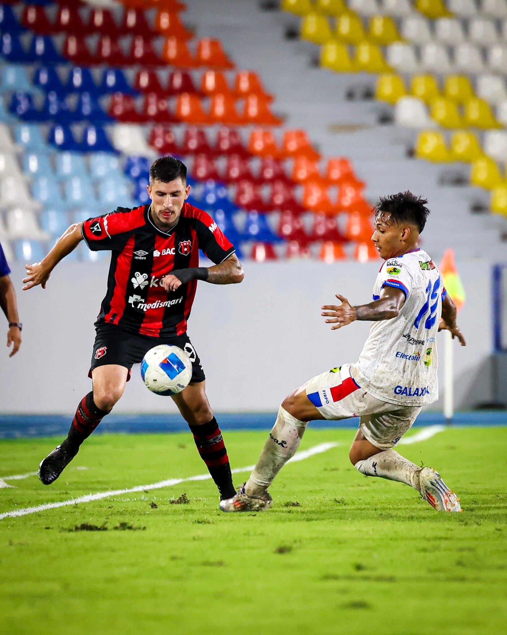 El golpe de Anderson Canhoto en El Salvador solo fue un susto. El extremo de Liga Deportiva Alajuelense está bien.