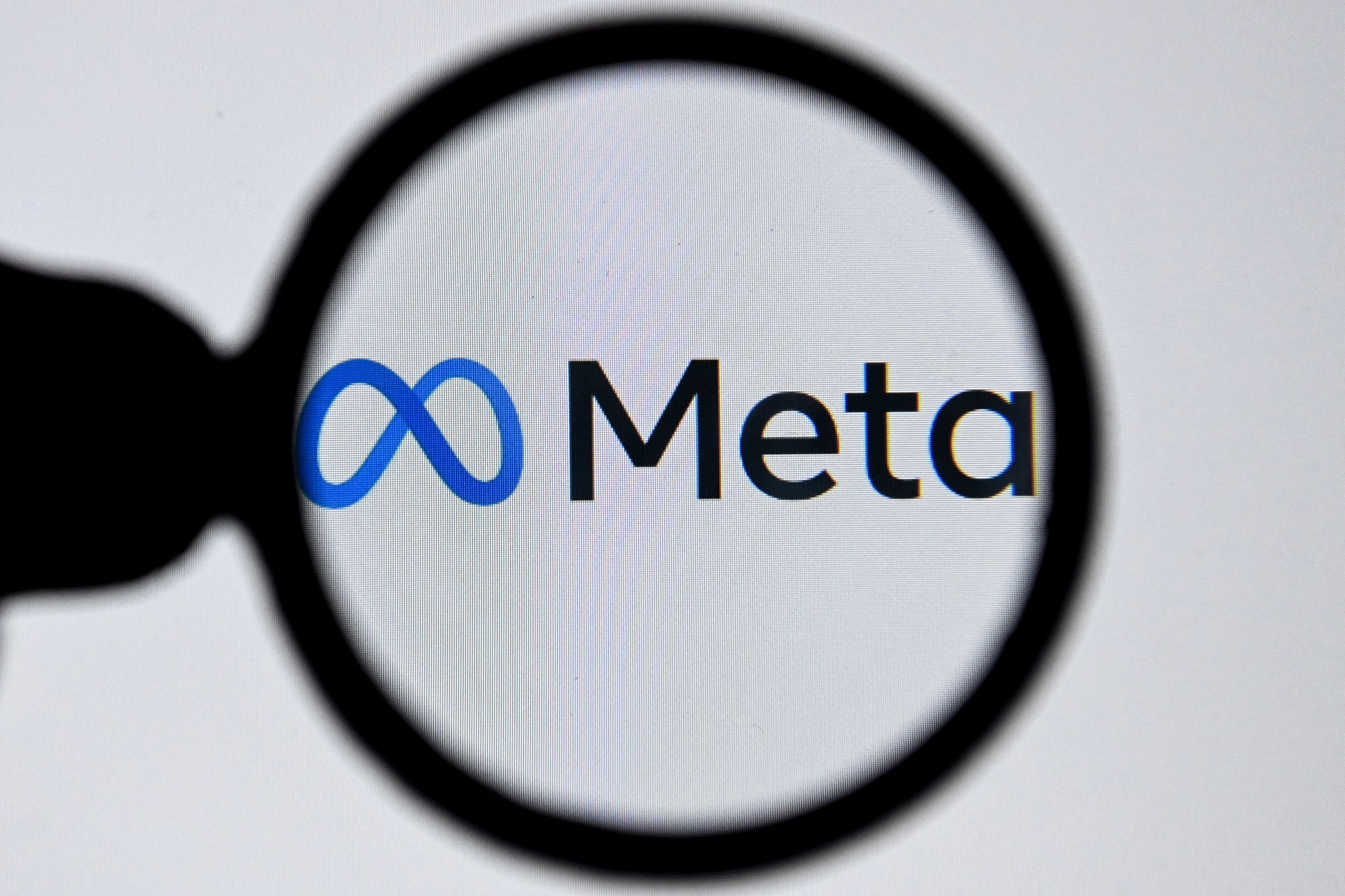 Logo de Meta y una lupa