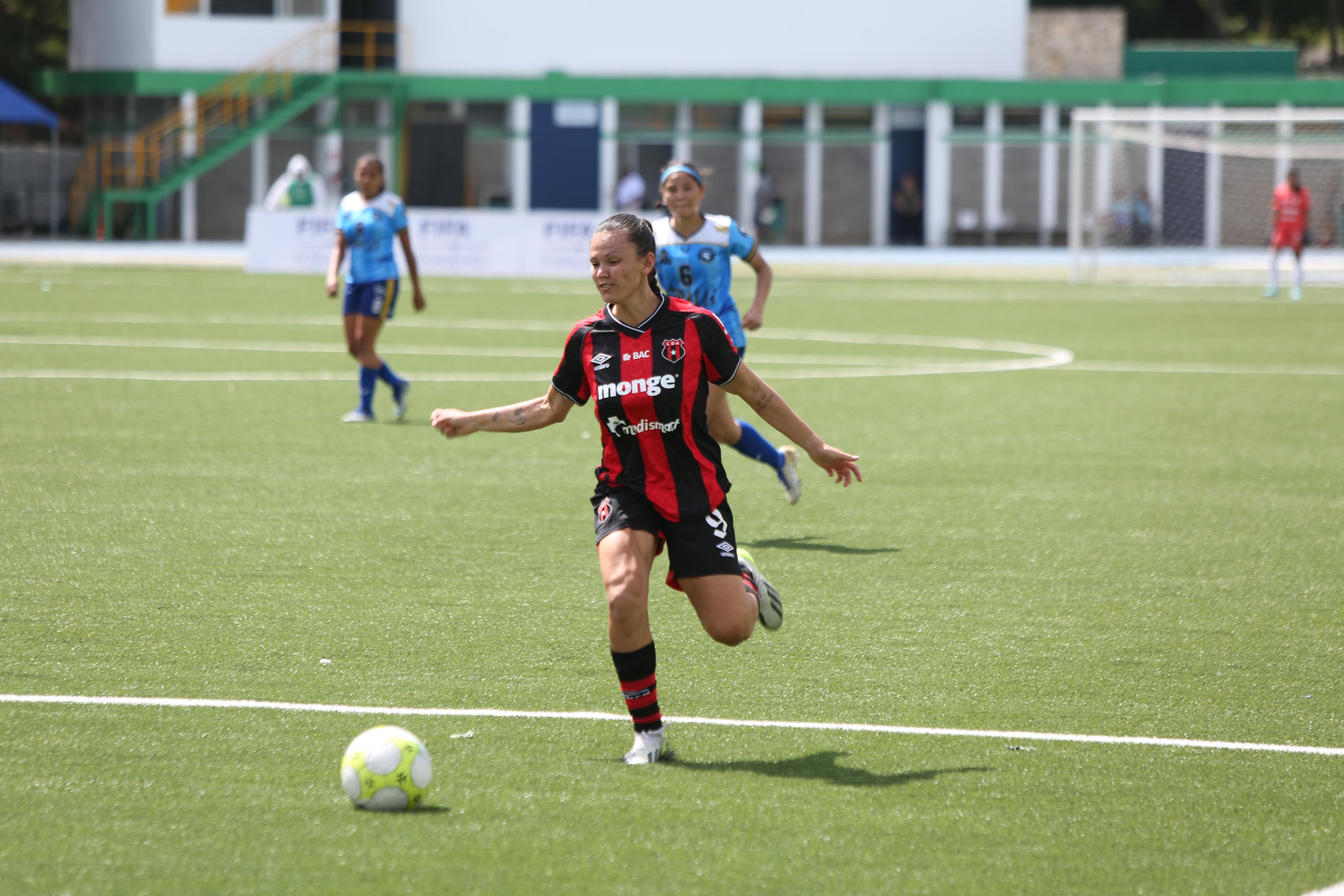Sofía Varela debutó con doblete con Liga Deportiva Alajuelense.