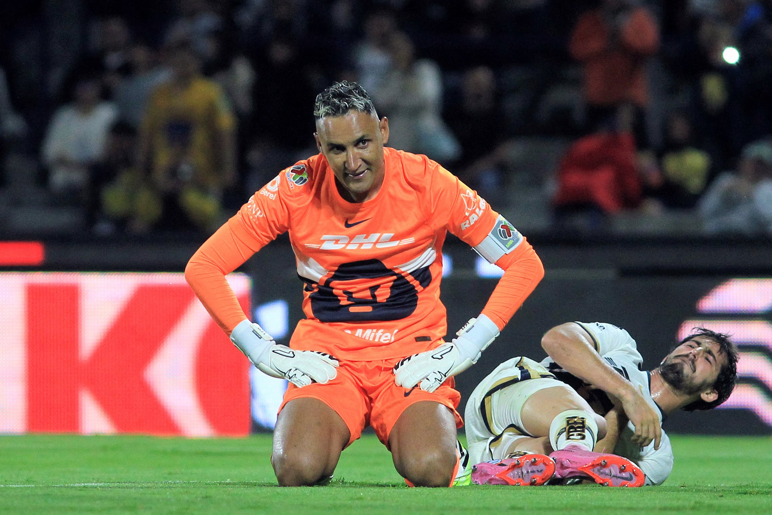 El arquero de Pumas, Keylor Navas, reacciona luego del gol de Tigres en el partido por la Liga MX.