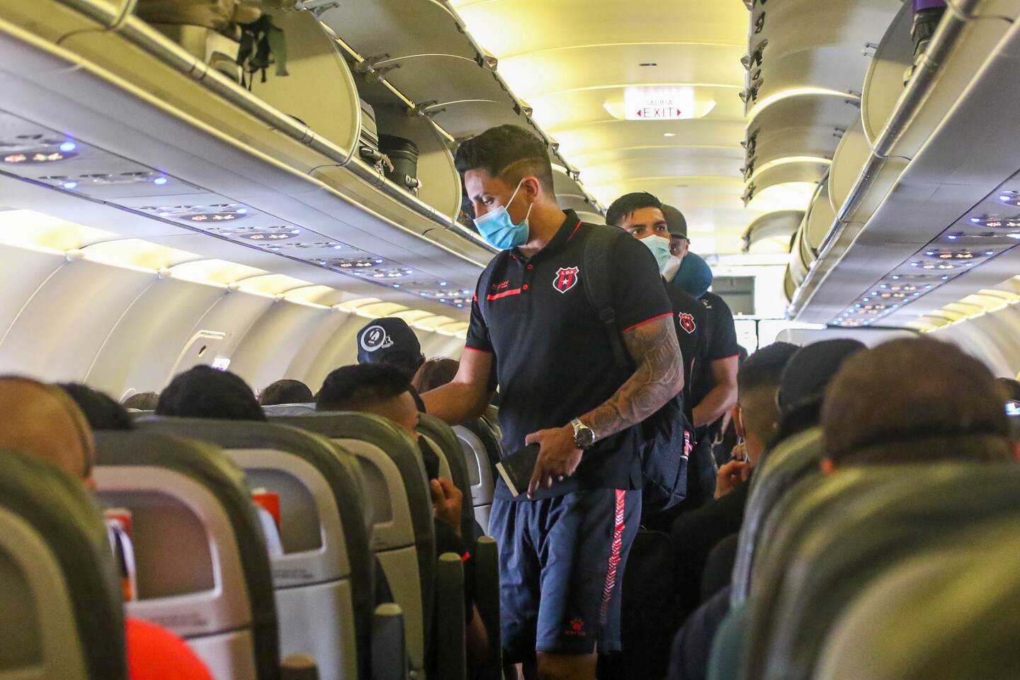 Barlon Sequeira y Alonso Martínez son dos de los jugadores que viajaron a Guatemala con Alajuelense.