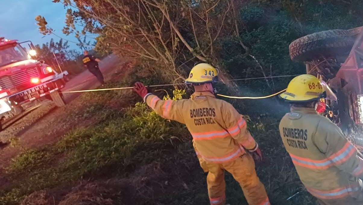 El operativo contó con la coordinación de Bomberos, Cruz Roja y Policía tras el fuerte accidente.