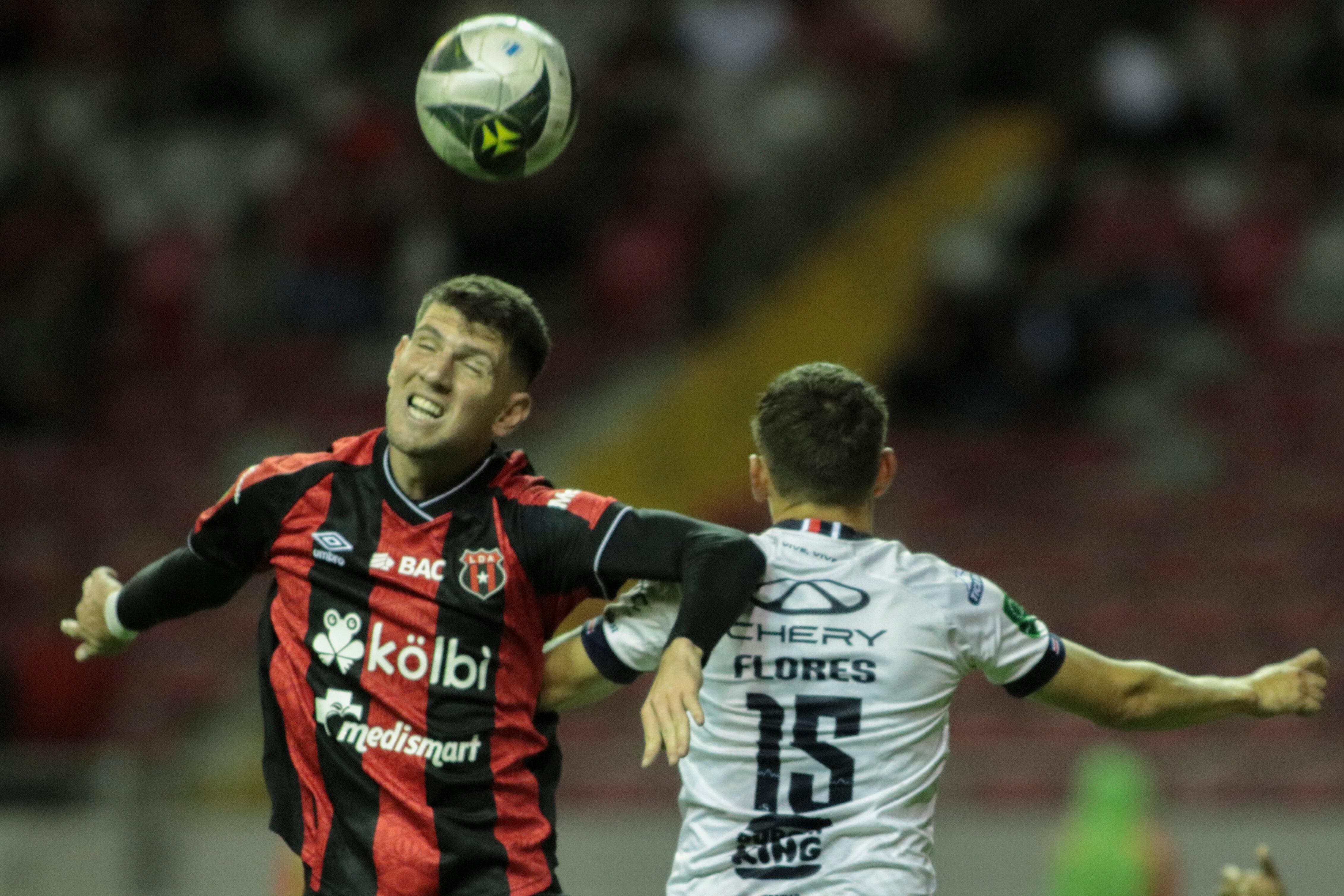 02-02-2025 Estadio Nacional, San José, partido de la jornada 7 del campeonato de primera divisón entre Liga Deportiva Alajuelense y Club Sport Cartaginés.
En la Foto: Diego Campos, Luis Flores
Jonathan Jiménez Flores para Grupo Nación