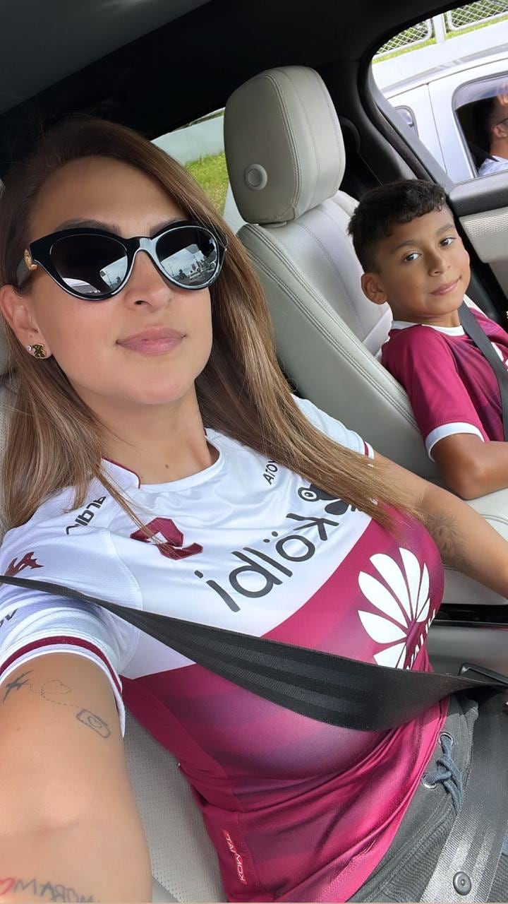Jhariel junto a su madre, Mayboll Arias, quien lo acompaña normalmente a los entrenamientos con el Saprissa.