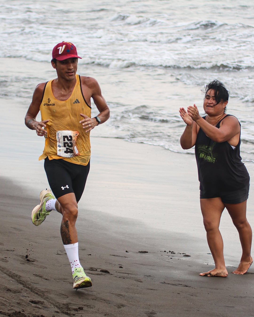 Angelo Olivo recibió aplausos cuando ya iba en solitario rumbo a la meta en el Paseo de los Turistas.