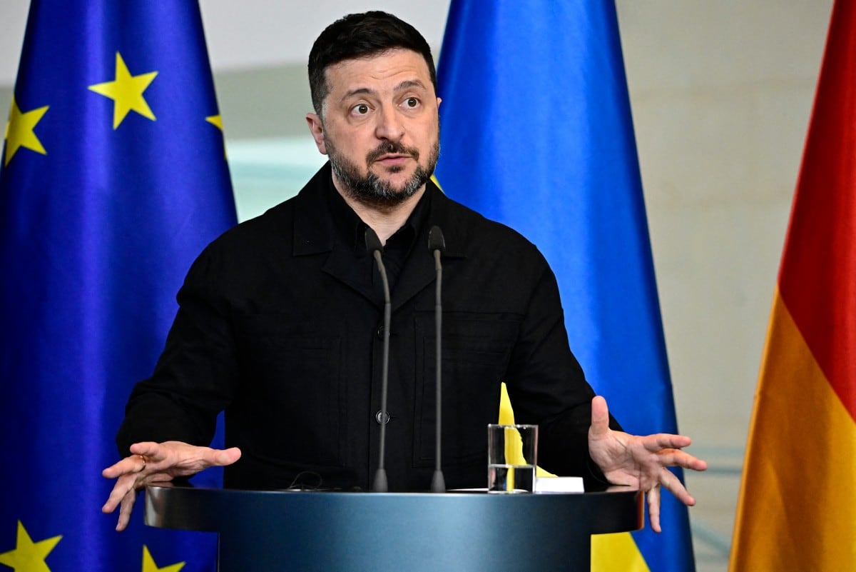 El presidente de Ucrania, Volodímir Zelenski, gesticula mientras se dirige a una conferencia de prensa junto al canciller alemán en la Cancillería en Berlín el 14 de abril de 2026, durante consultas gubernamentales germano-ucranianas.