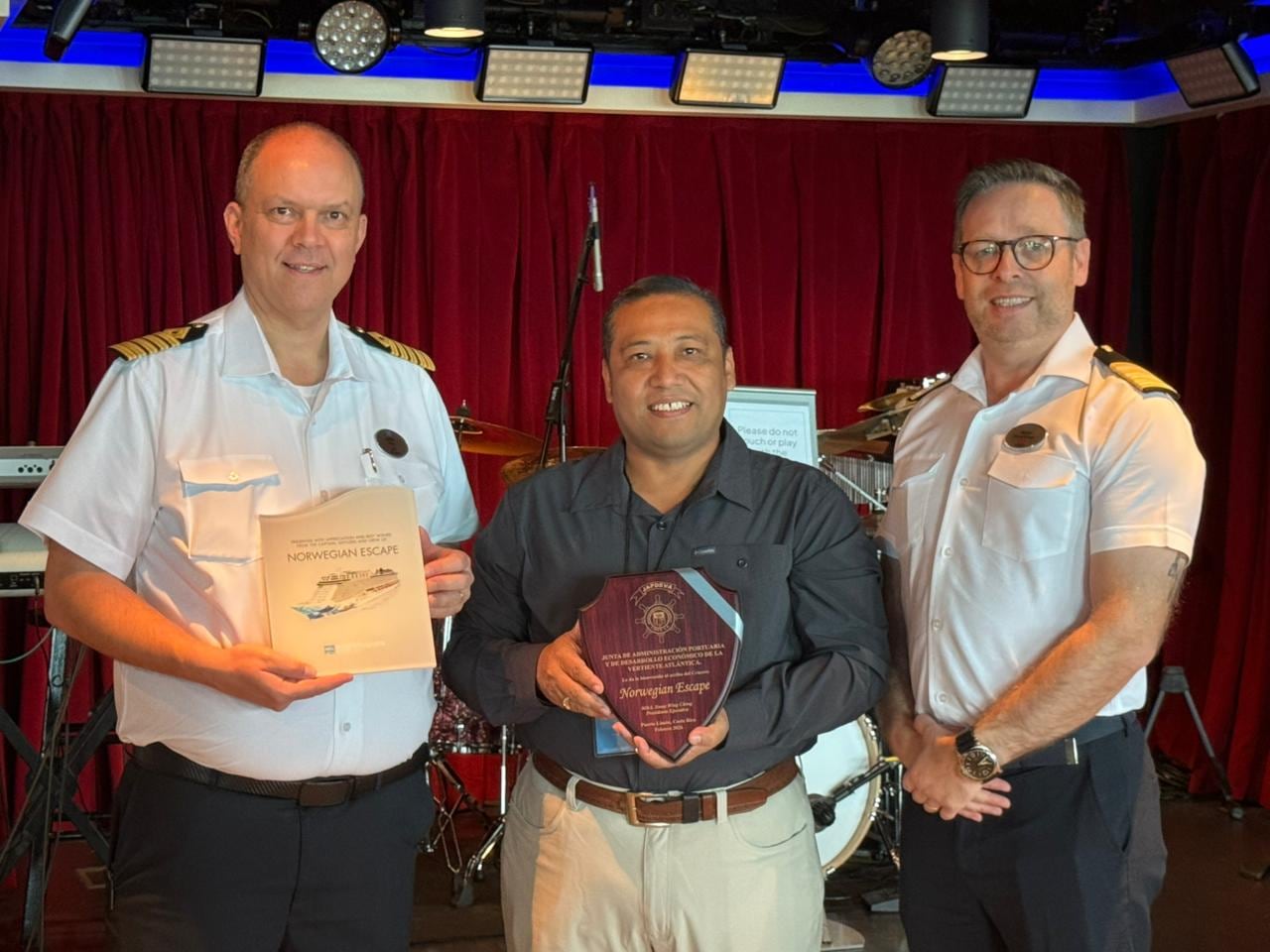 Intercambio de placas entre el gerente de Japdeva y el capitán del crucero.