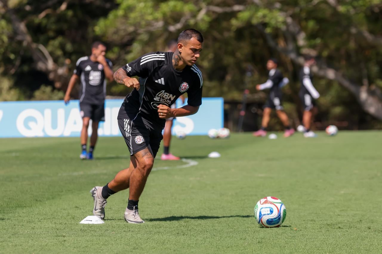 Rándall Leal conduce un balón en el entrenamiento de la Selección de Costa Rica.