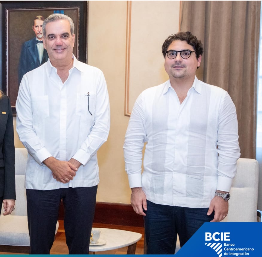 El presidente de República Dominicana (izquierda) nombró a Hostos Rizik (derecha) como su representante ante el BCIE desde 2020.