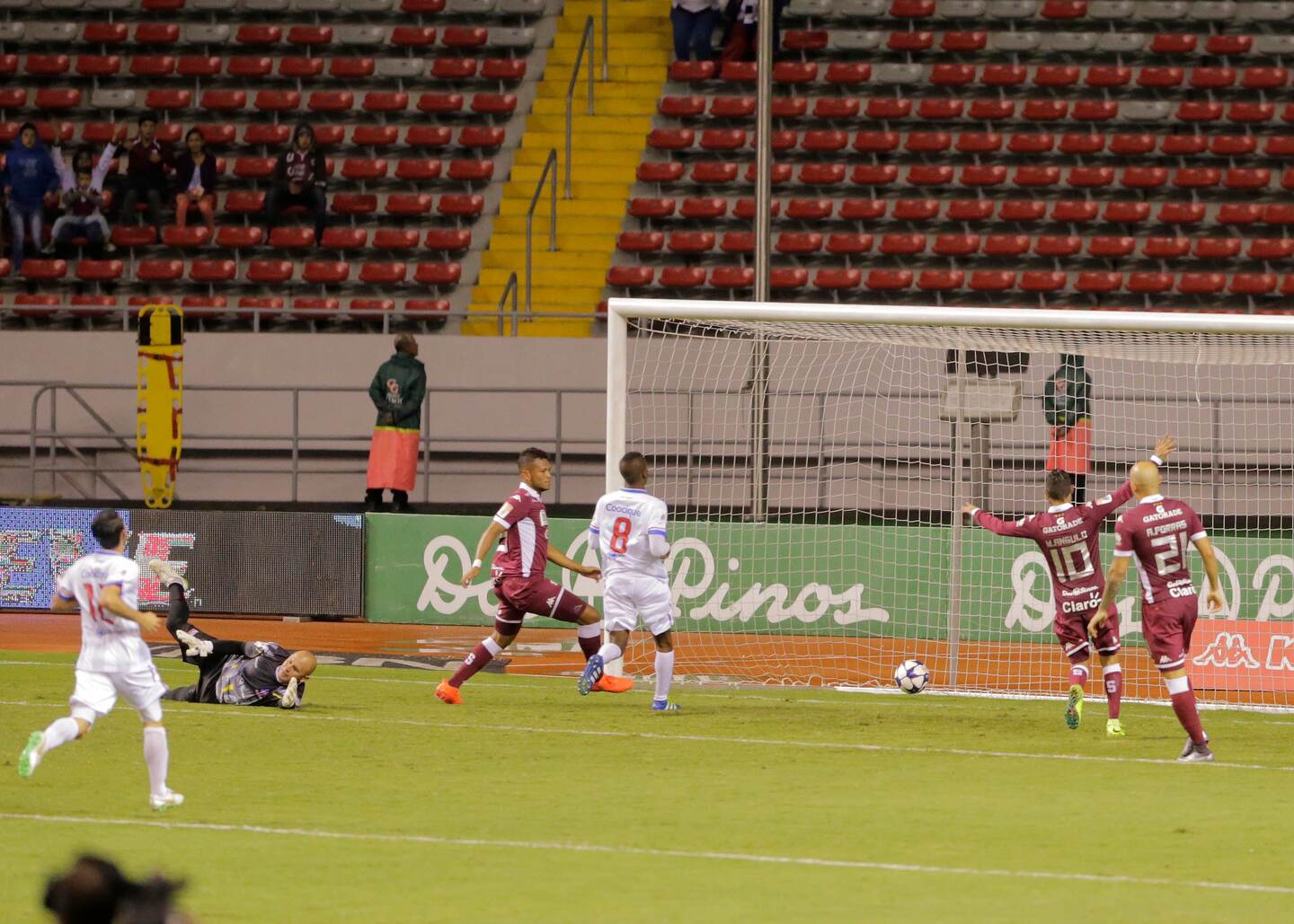 Rolando Blackburn debutó con gol con el Saprissa.