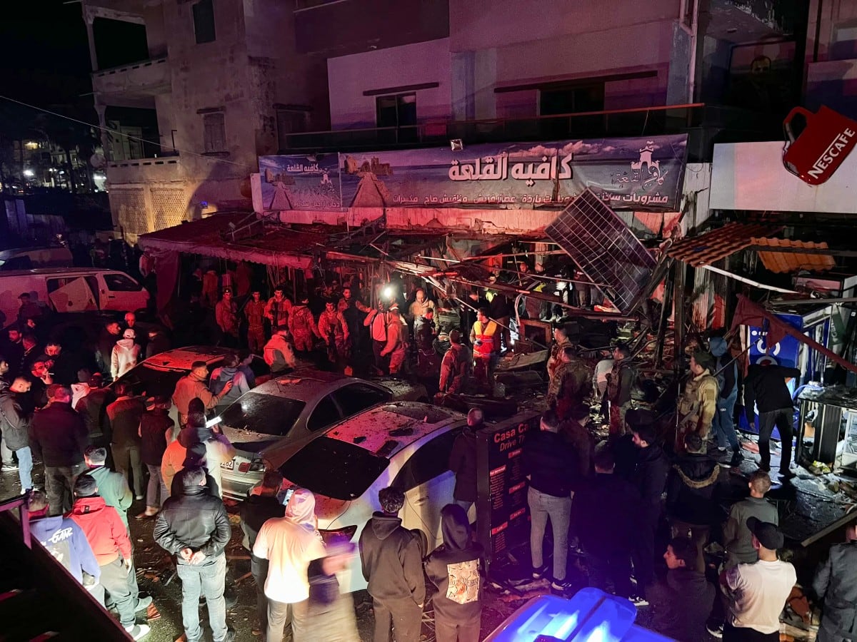 Equipos de emergencia se reúnen en el lugar de un ataque aéreo israelí que tuvo como objetivo un vehículo en Sidón, Líbano, el 8 de abril de 2026.