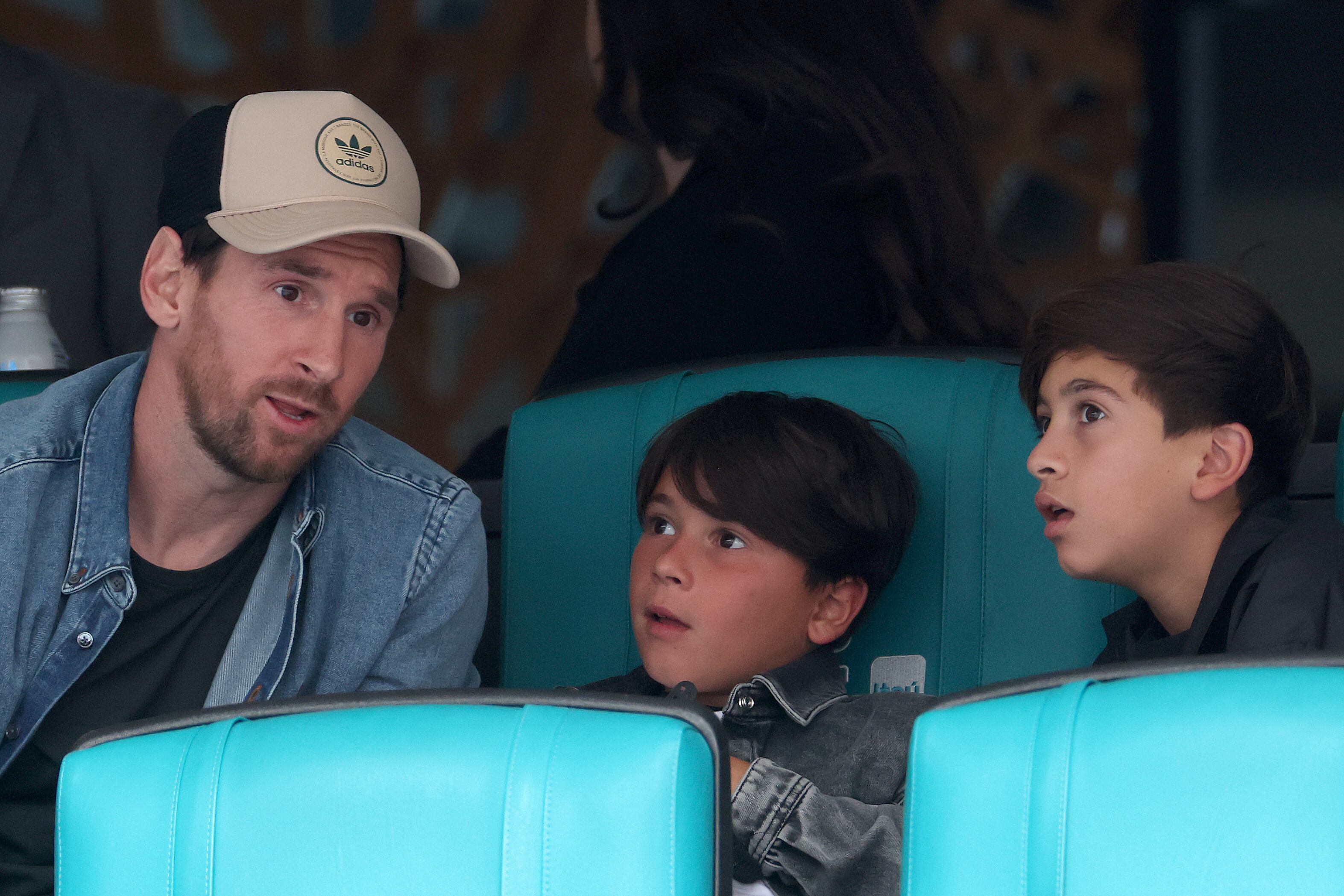 Lionel Messi junto a sus hijos