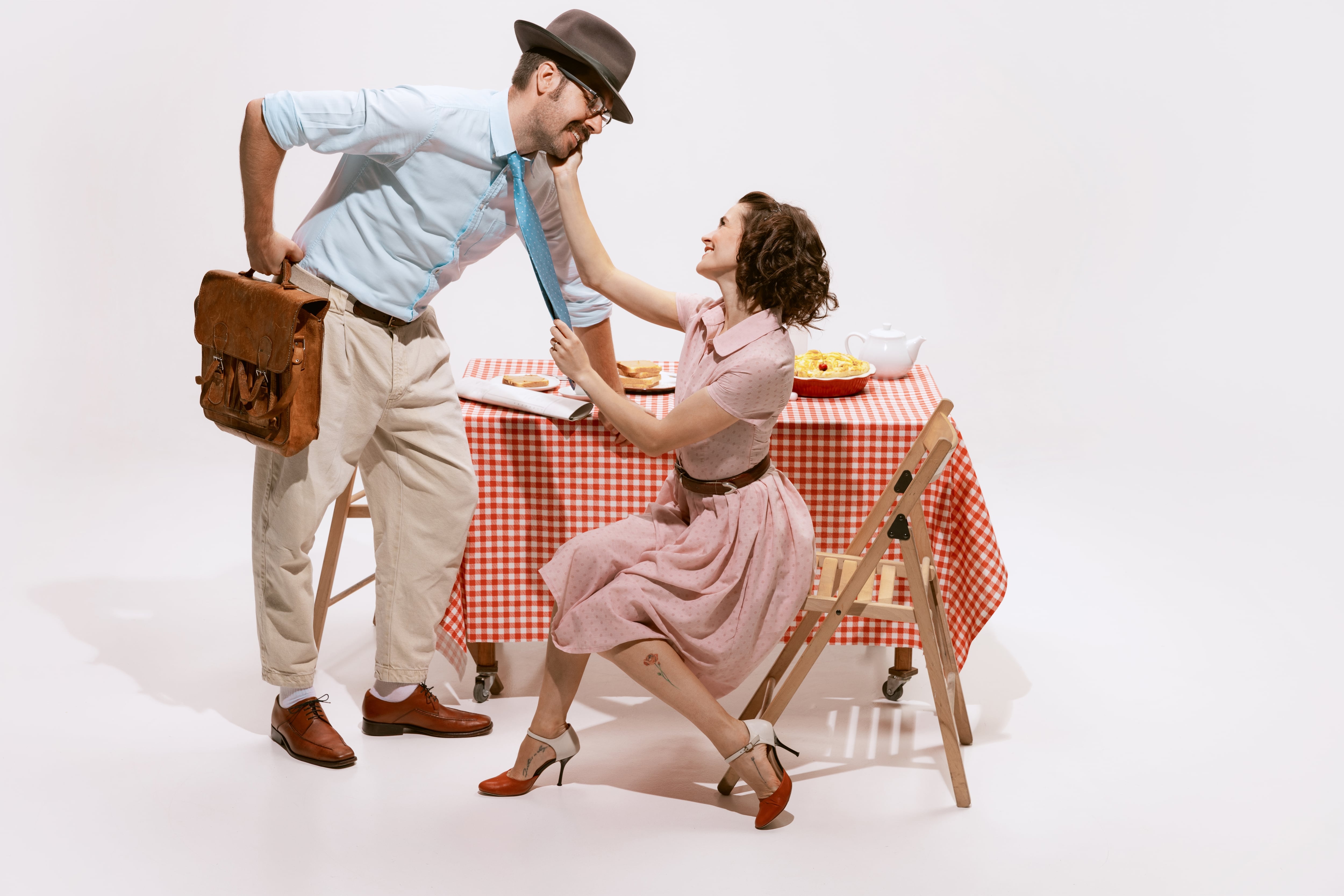 Imagen caricaturesca de la esposa y ama de casa tradicional, tradwife. Retorno de la mujer domesticada y sometida a su marido; el esposo sale a trabajar, ella se queda en la casa