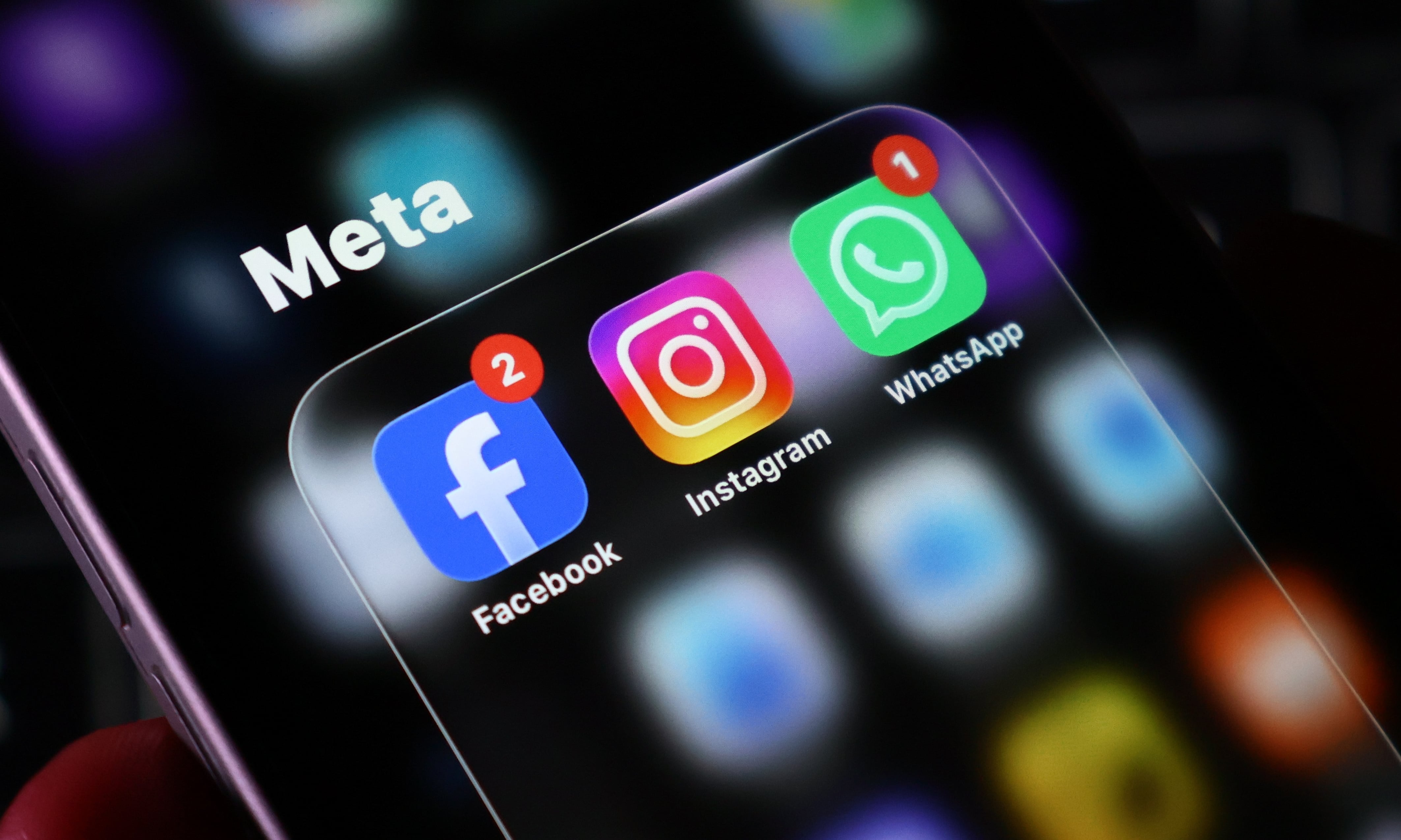 Meta, el gigante tecnológico dueño de Facebook, Instagram y WhatsApp. Una pantalla de celular muestra las tres aplicaciones