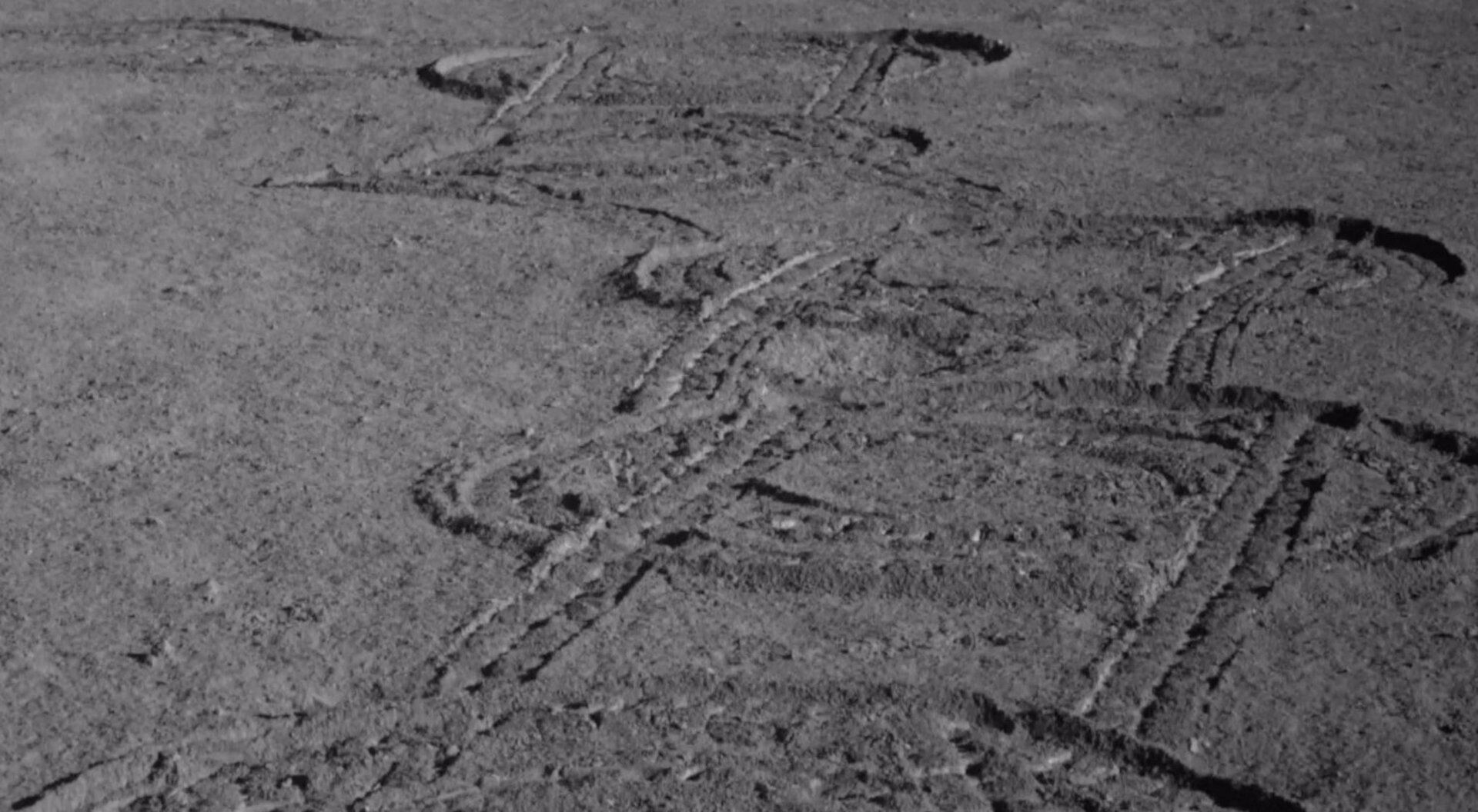 El rover lunar chino sigue activo en la cara oculta de la Luna, enviando nuevas imágenes y superando cinco años en operación.