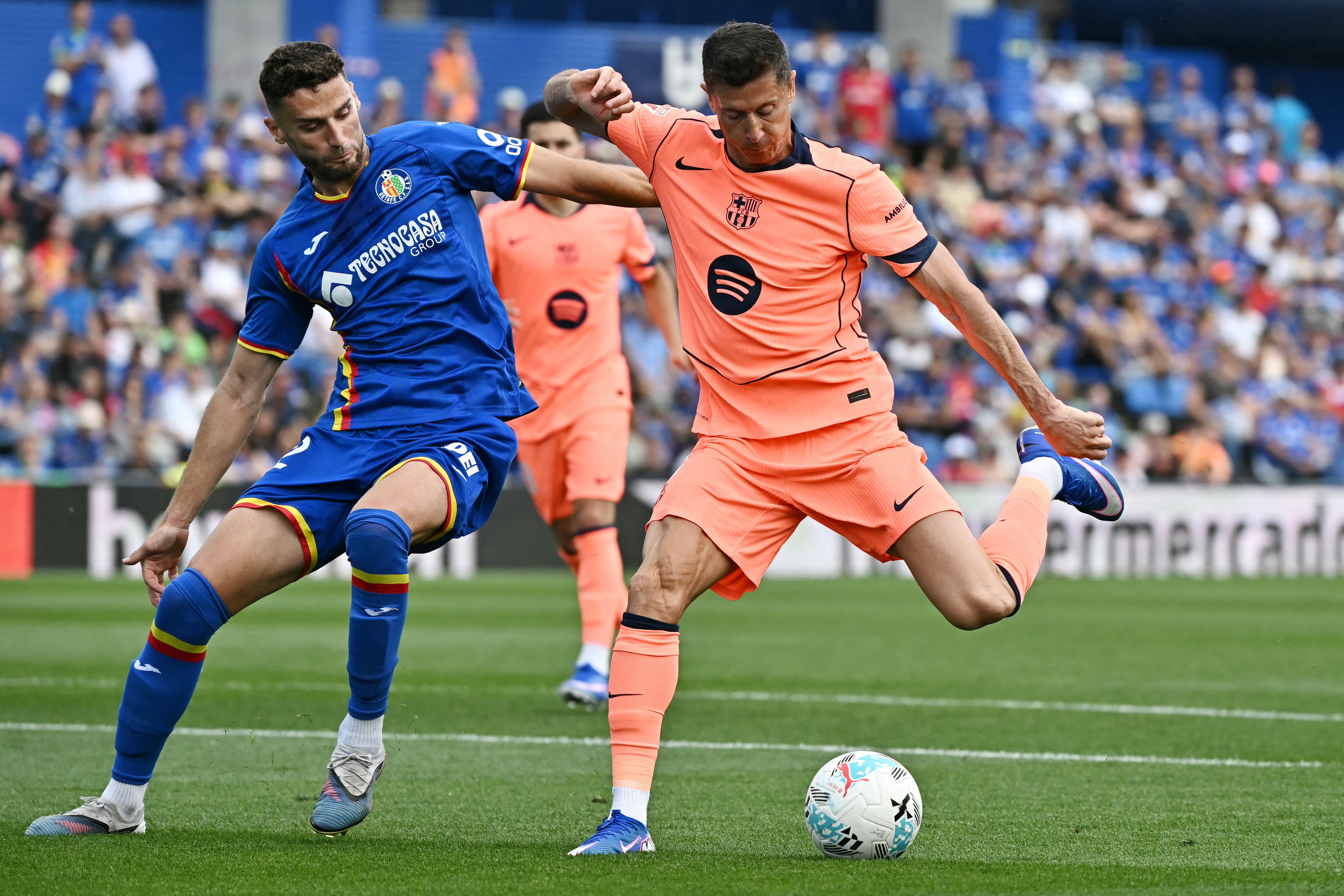 El defensor del Getafe Domingos Duarte trata de evitar el remate de Robert Lewandowski en el duelo por la Liga Española.