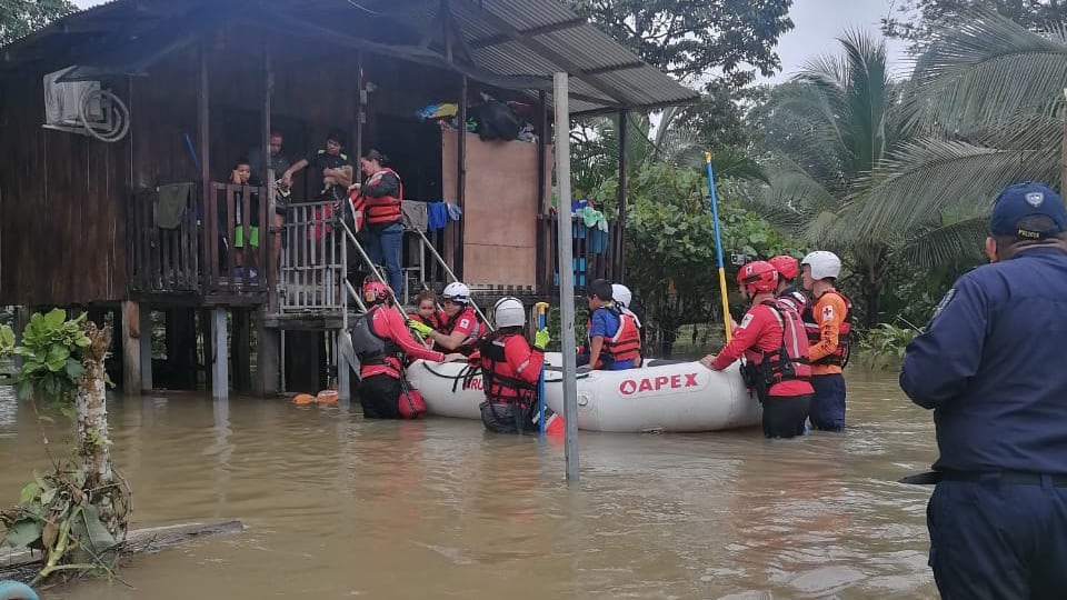 Rescatistas evacúan a familias afectadas en Pérez Zeledón tras fuertes lluvias e inundaciones provocadas por el paso del huracán Rafael y la Onda Tropical N°45