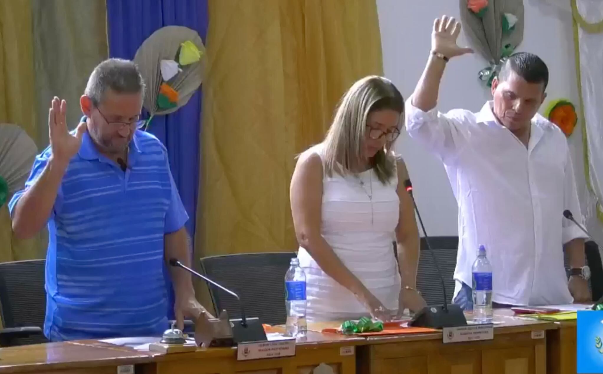 Gilbert Cruz (camisa azul) y Hugo Arias (camisa blanca), toman juramente como presidente y vicepresidente, respectivamente, del Concejo Municipal de Quepos. Foto: Captura de pantalla