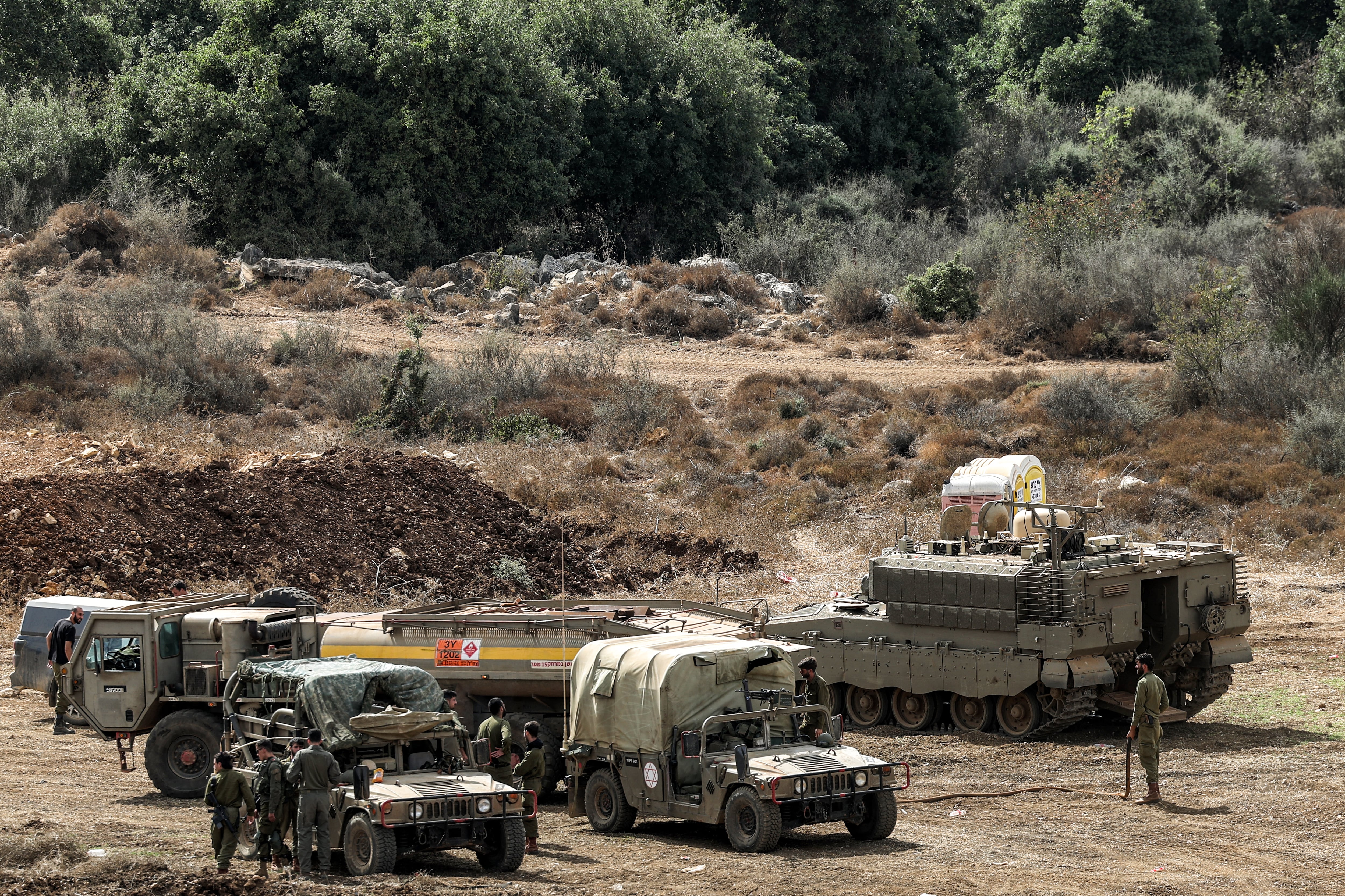 Vehículos del ejército israelí desplegados en una posición a lo largo de la frontera con Líbano durante una ofensiva terrestre.