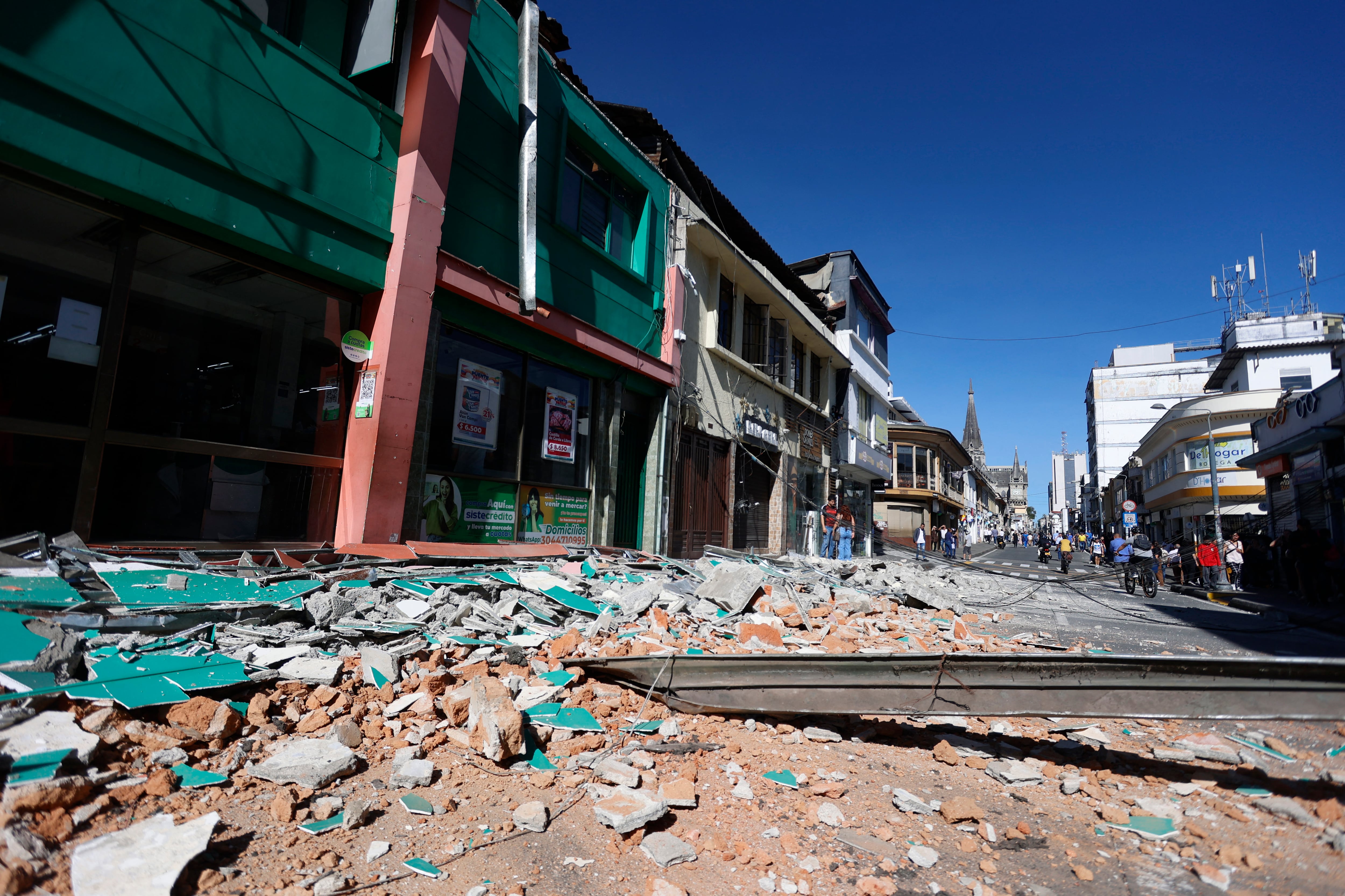 Escombros quedaron sobre una calle de Manizales, Colombia, tras el terremoto de magnitud 7,4 ocurrido este lunes 10 de agosto. El movimiento también se sintió en Ecuador y Panamá.