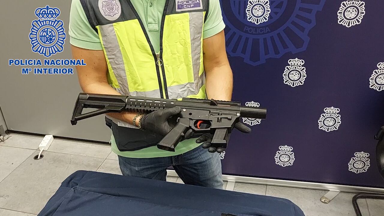 Policía de España detuvo a un sujeto con un subfusil construido en una impresora 3D en agosto del 2022.