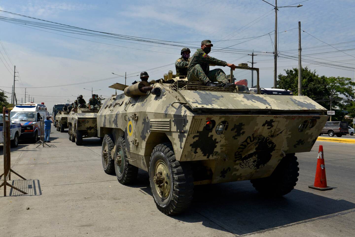 Soldiers are deployed outside the Guayas 1 prison in Guayaquil, Ecuador, on September 30, 2021. - The death toll from bloody clashes between rival gangs in an Ecuador prison reached 116, with nearly 80 more wounded, President Guillermo Lasso said Wednesday, as soldiers surrounded the facility -- one of the country's many overburdened and understaffed jails. Inmates went to war armed with guns and grenades on Tuesday at the Guayaquil prison complex: a clash between prisoners believed to be linked to Mexican drug gangs -- mainly the Sinaloa and Jalisco New Generation cartels. (Photo by Fernando Mendez / AFP)