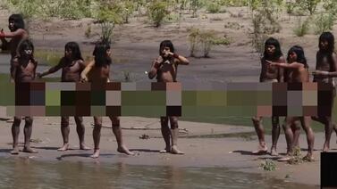 Video inédito capta a la mayor tribu aislada del mundo en un tenso encuentro; vea las imágenes
