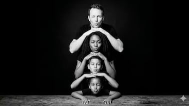 Nueva tendencia: así puede convertir fotos comunes en retratos familiares en blanco y negro con la inteligencia artificial Gemini