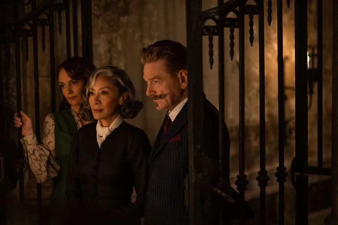 Tina Fey (izquierda) y Michelle Yeoh (centro) acompañan a Kenneth Branagh como Poirot en esta nueva aventura. Foto: Disney-Rola