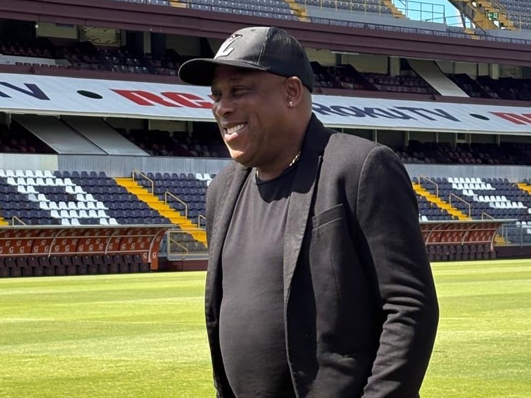 Hernán Medford estuvo muy sonriente en su presentación con Saprissa