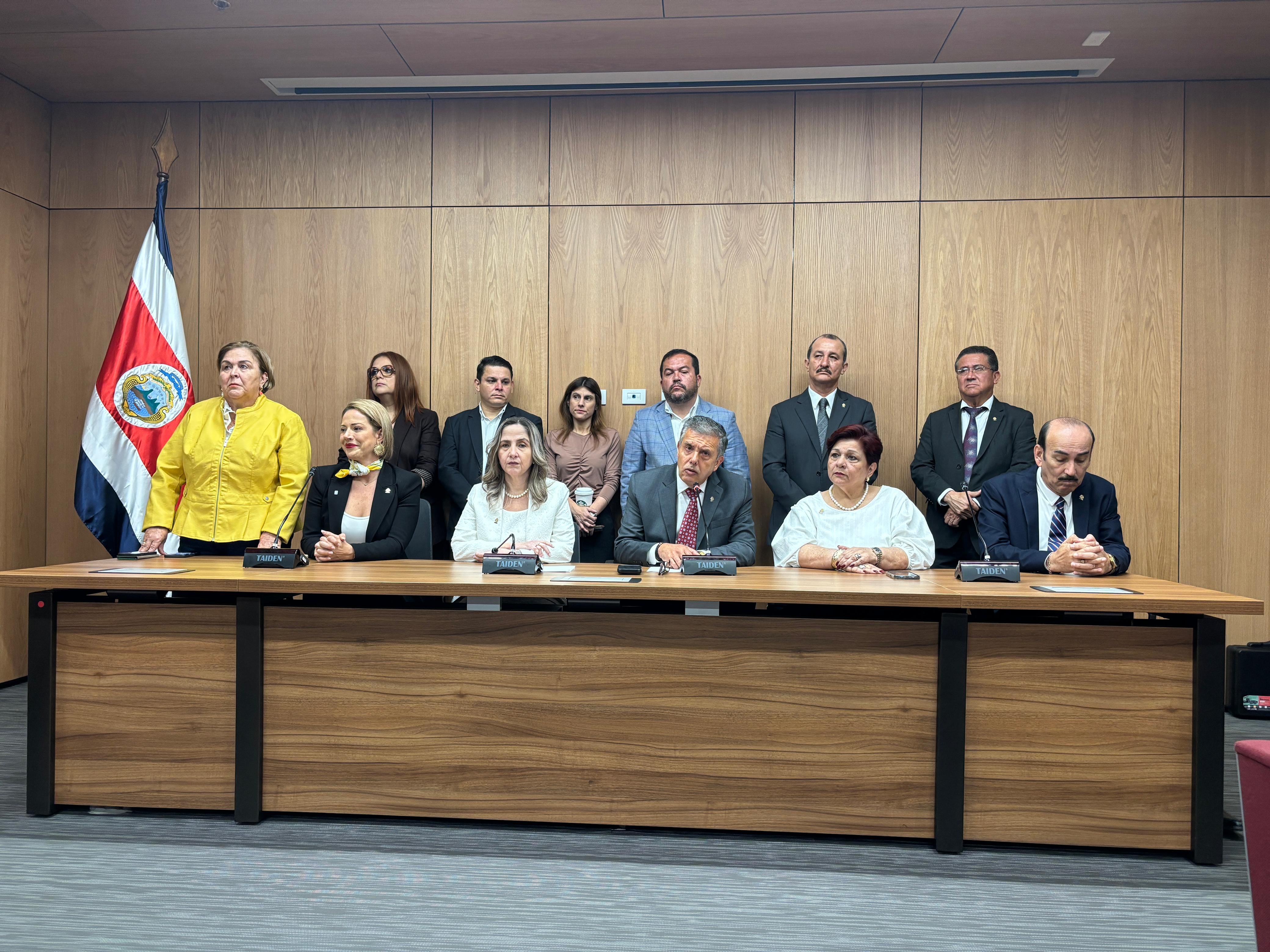 La fracción saliente del PLN justificó la ausencia de su jefe y subjefa de fracción a la sesión del lunes, que por falta de cuórum no se pudo realizar para tomar una decisión sobre la denuncia contra Fabricio Alvarado por presunto abuso sexual.