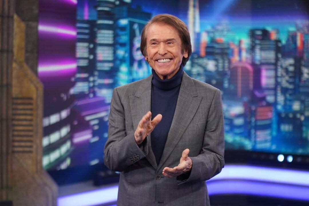 Imagen del cantante español Raphael durante una grabación de un programa de televisión. Se le ve sonriente y aplaudiendo.