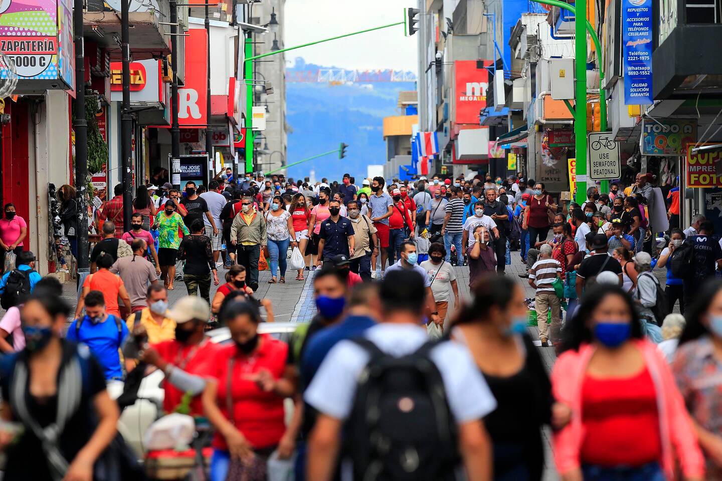 25/09/2020 San José. Mucha gente caminando por avenida 4, la mayoría con mascarilla, pero siempre aparecen algunos que no la usan, en momentos en que se registran más de 70 mil casos de coronavirus y 795 personas fallecidas, confirmados por el Ministerio de Salud. Foto: Rafael Pacheco