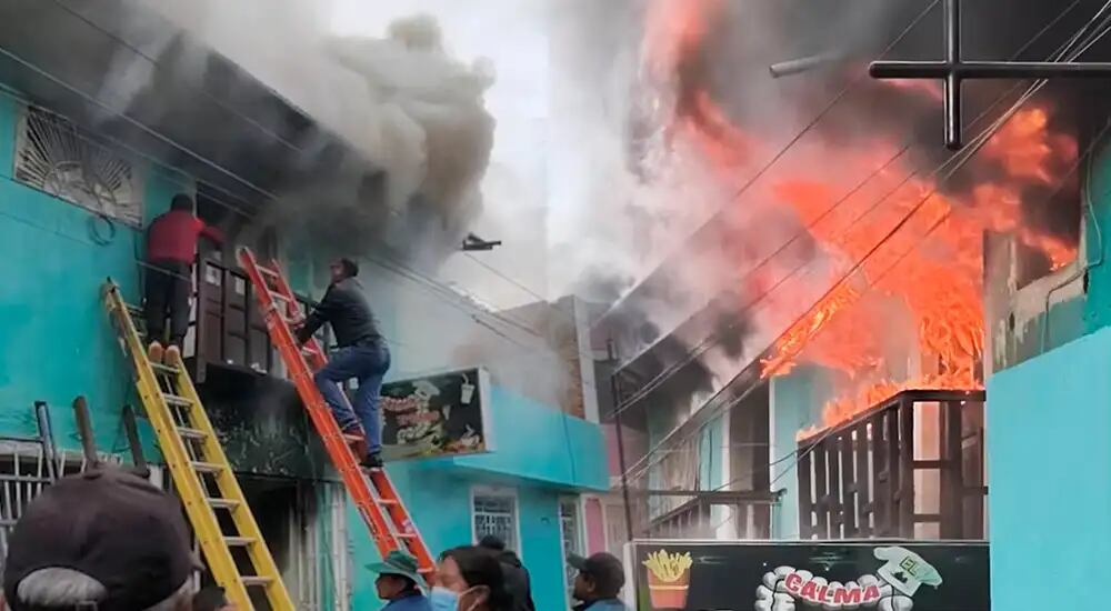 Un incendio de gran magnitud consumió una vivienda que funcionaba como restaurante y karaoke