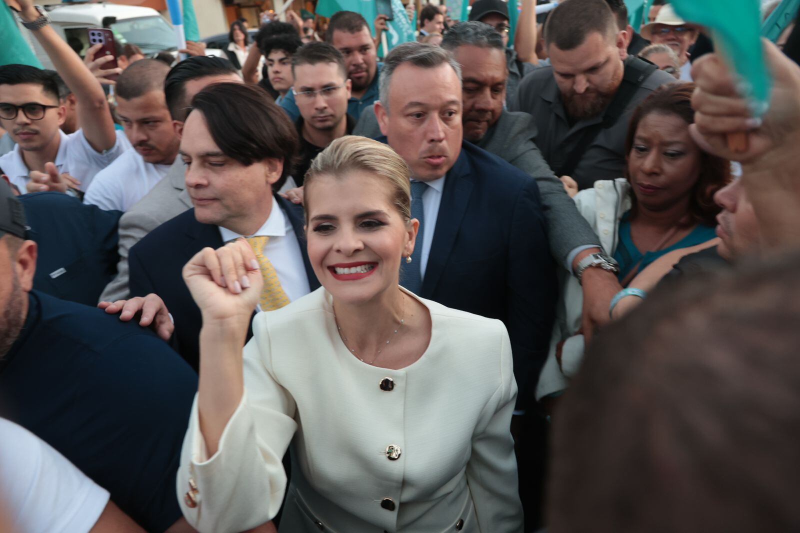 Laura Fernández, candidata del PPSO, llega al debate Columbia - U Latina.