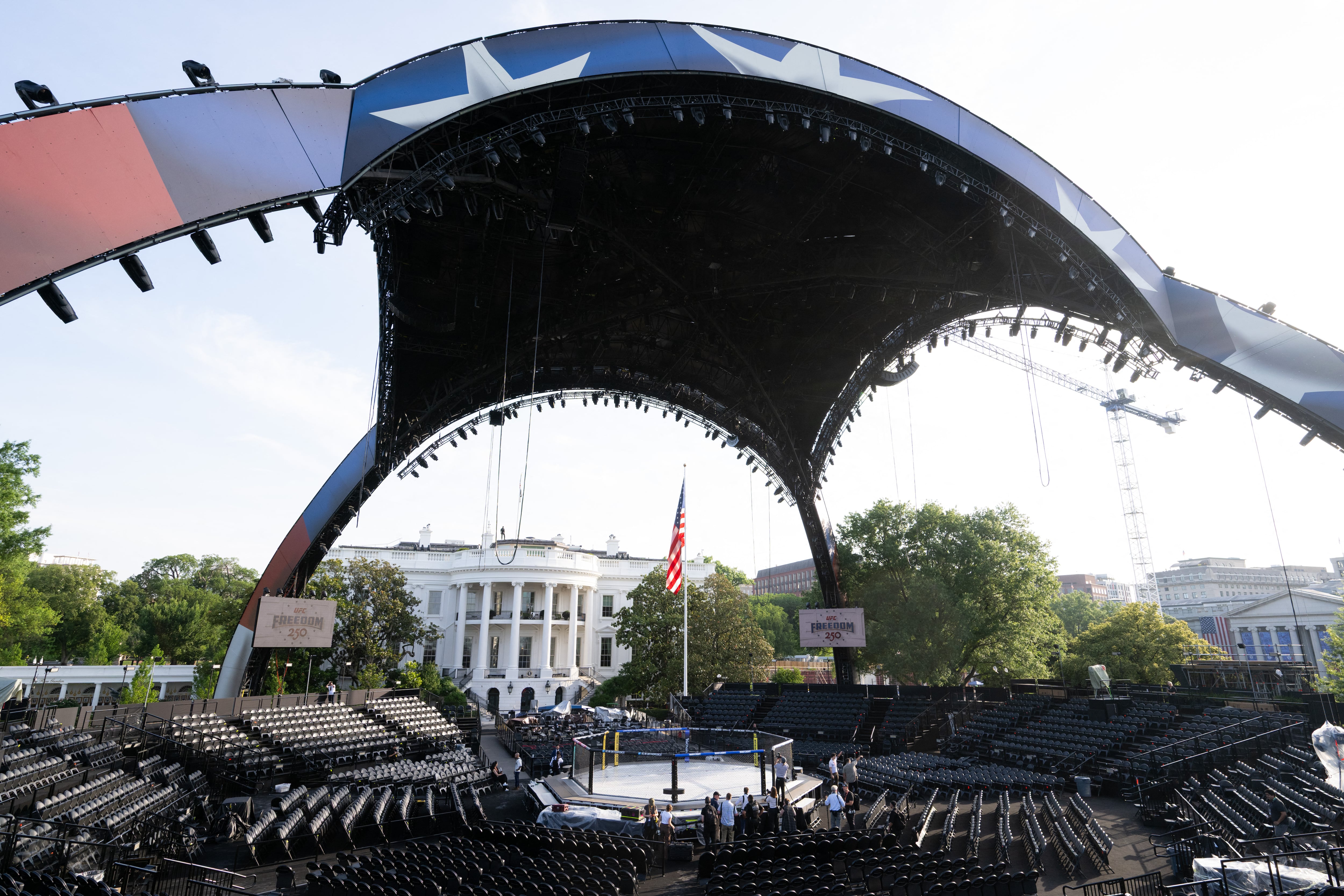 La estructura “The Claw” para la próxima pelea de la UFC con Donald Trump se encuentra en el Jardín Sur de la Casa Blanca.