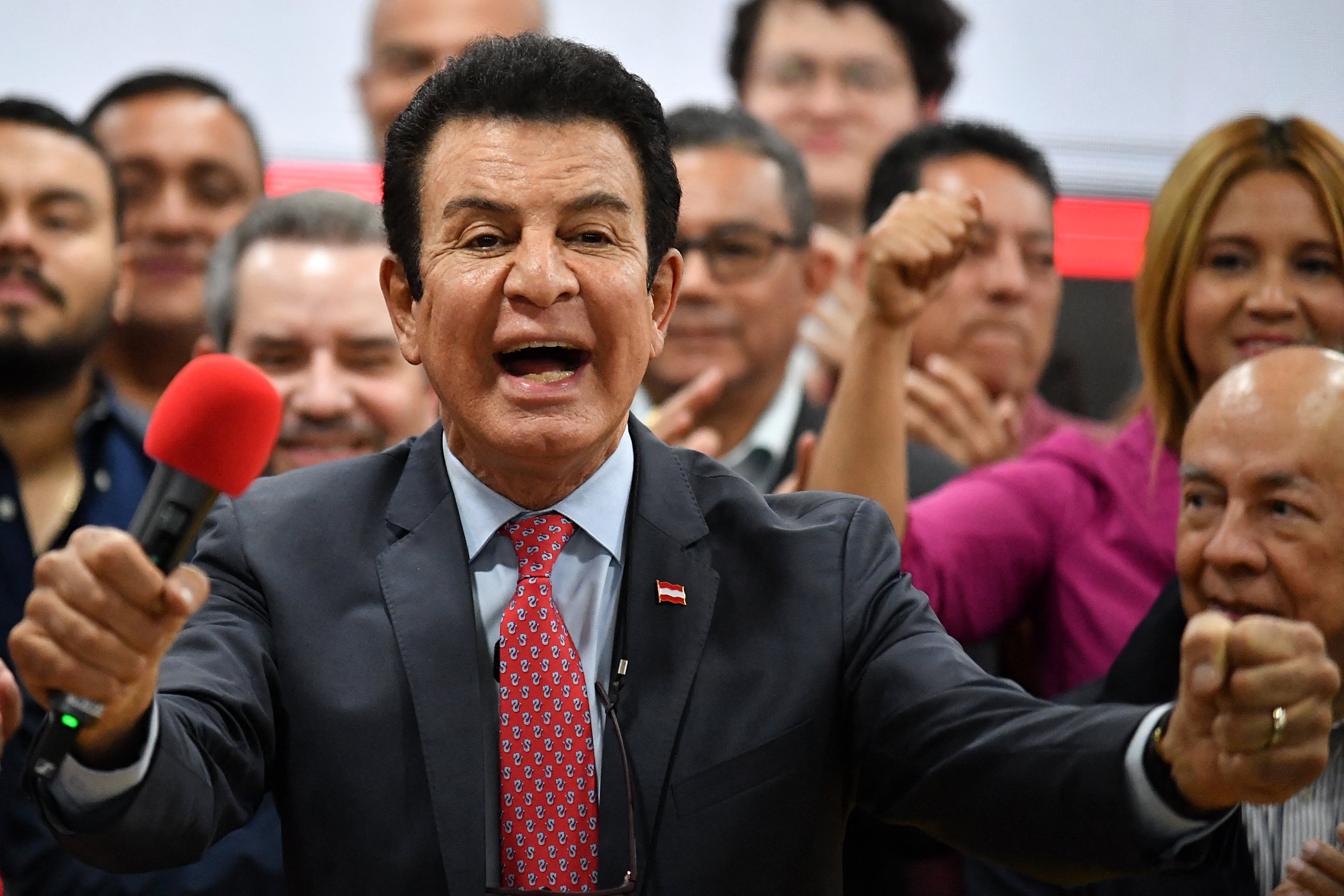 Salvador Nasralla, candidato presidencial por el opositor Partido Liberal, gesticula durante una conferencia de prensa en Tegucigalpa el 2 de diciembre de 2025. La autoridad electoral de Honduras, bajo presión del presidente estadounidense Donald Trump, dijo el 2 de diciembre que los resultados de las elecciones presidenciales en Honduras serán respetados "escrupulosamente", donde los candidatos de derecha Nasry Asfura y Salvador Nasralla están en un empate técnico.