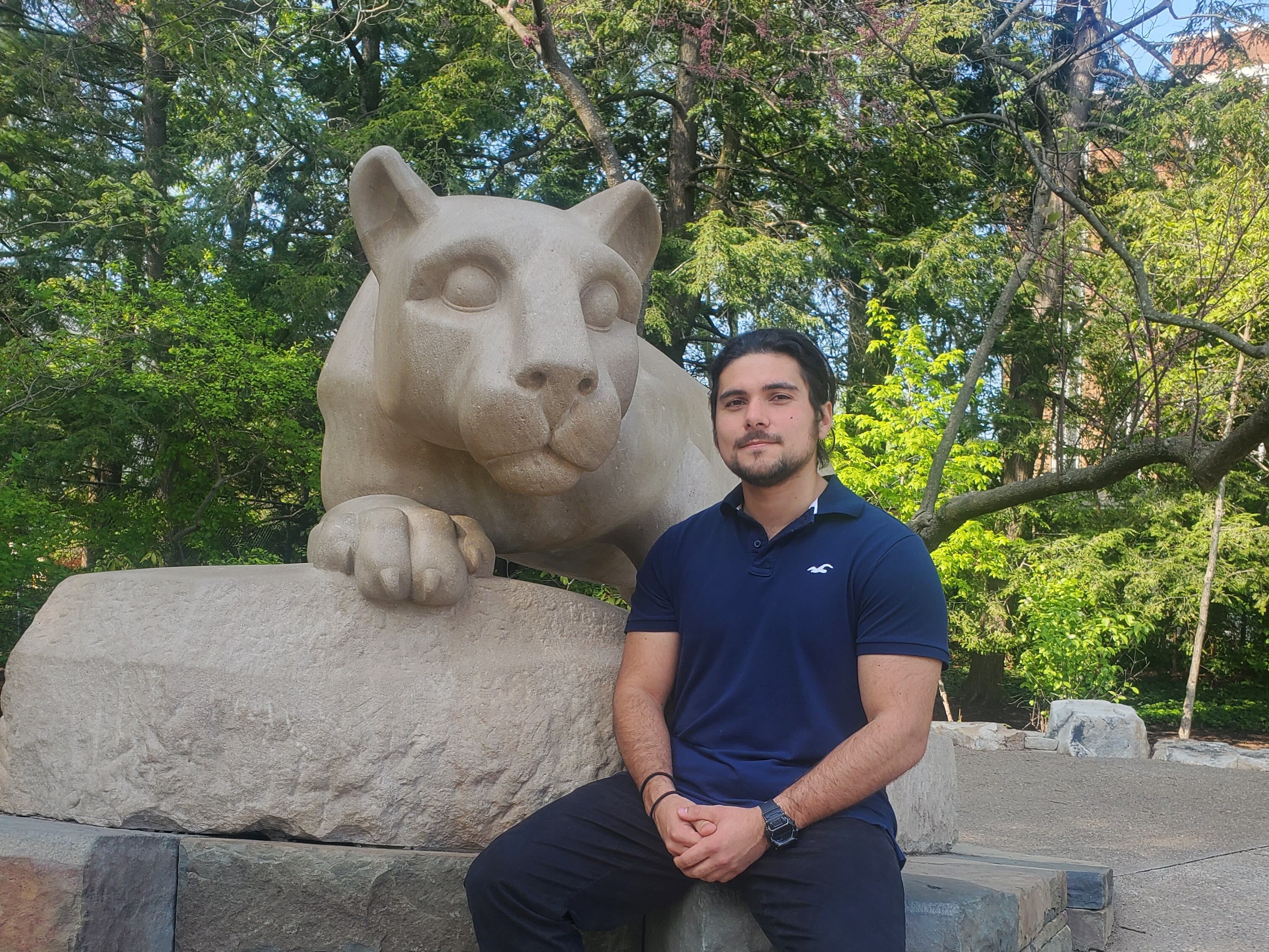 Carlos Vargas Venegas posa junto al símbolo de la Universidad de Pennsylvania en Estados Unidos.
Fotografía: Cortesía
