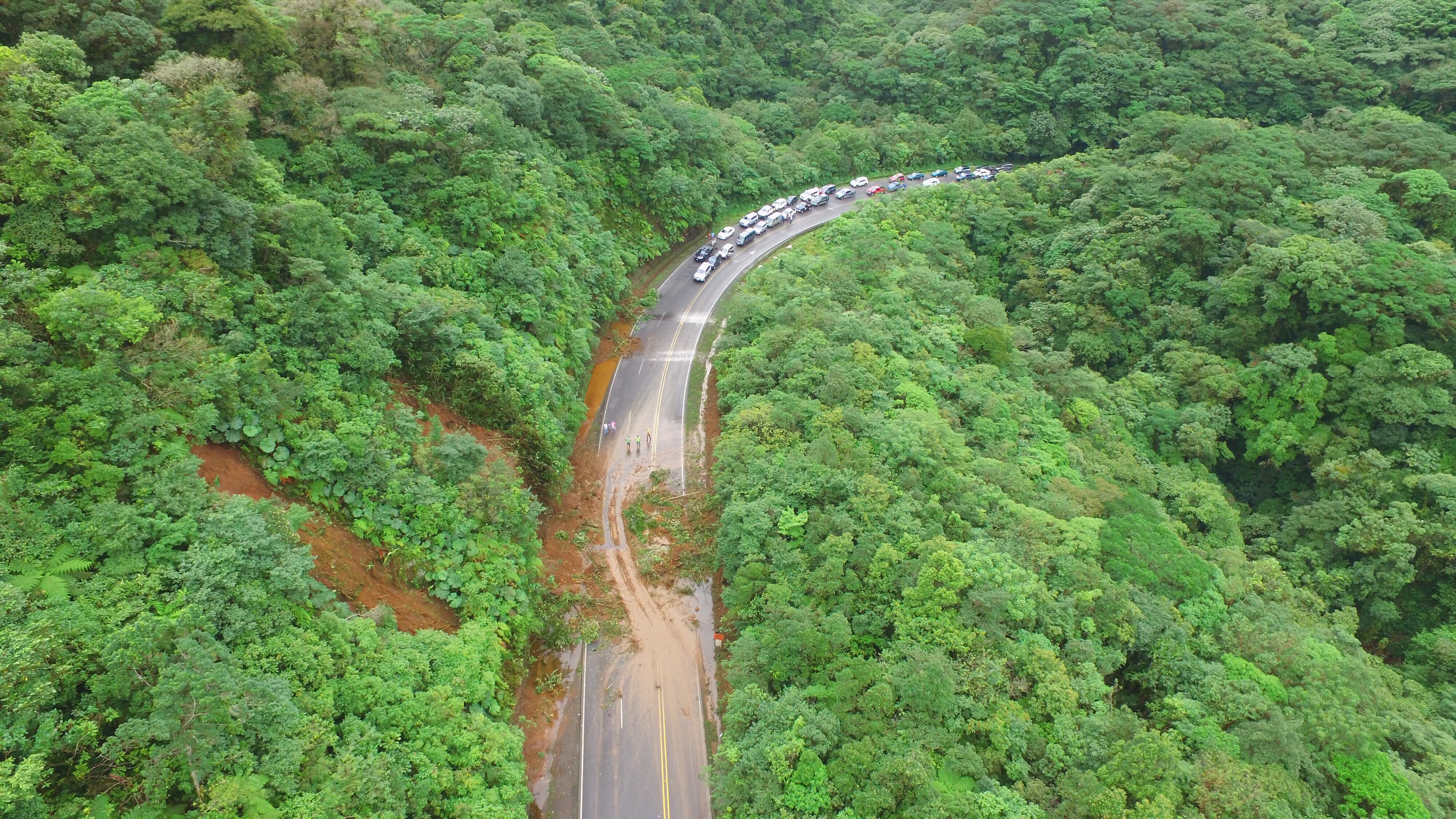 Derrumbe en la Ruta 32 dentro del Parque Nacional Braulio Carrillo, provocando cierre de carretera.