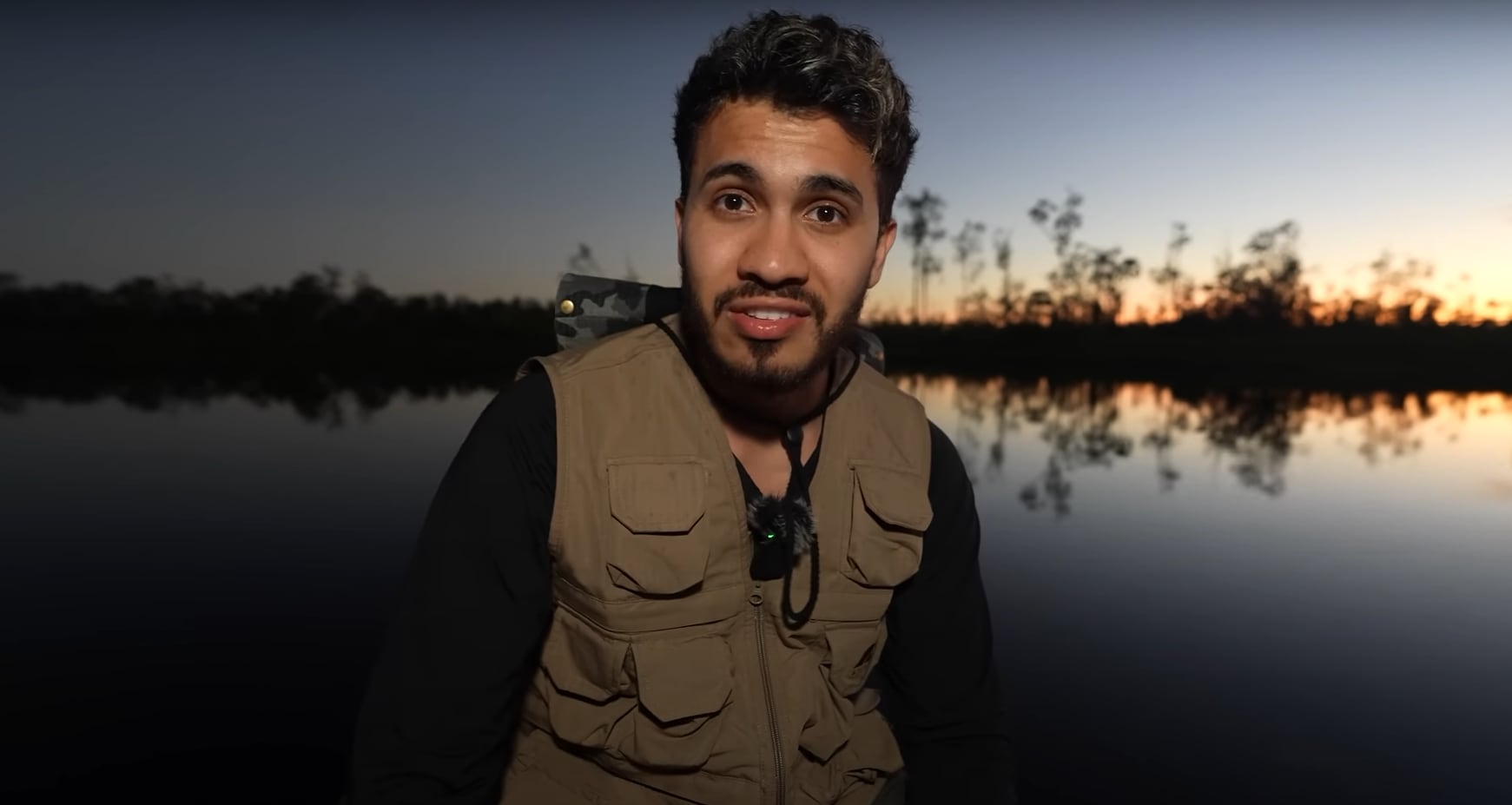 El youtuber Araya Vlogs con un maletón durante uno de sus viajes.