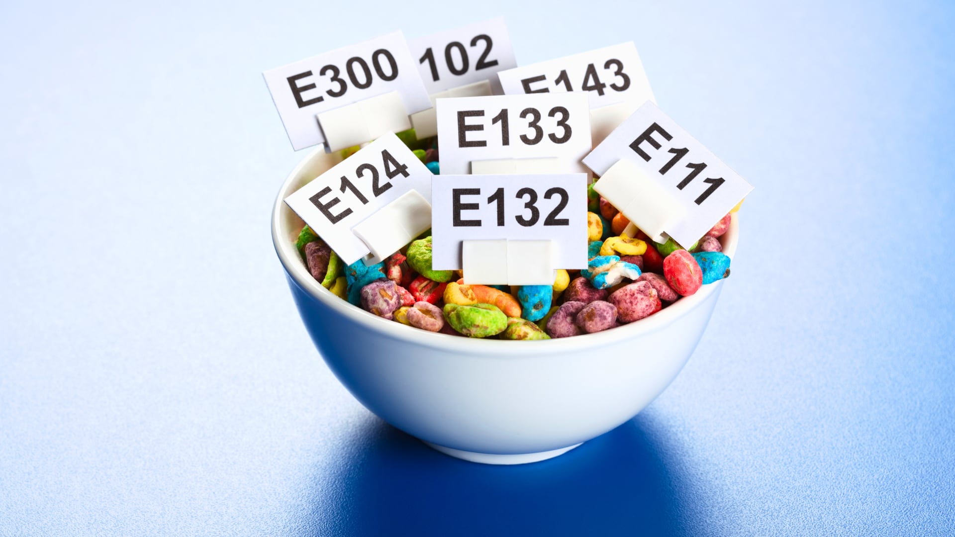 El Ministerio de Salud de Costa Rica anunció una evaluación técnica de los colorantes sintéticos en alimentos, tras la decisión de la FDA de EE. UU. de eliminar varios aditivos derivados del petróleo por razones sanitarias.