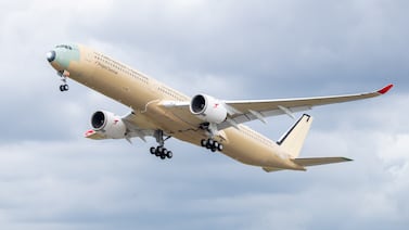 Lanzan el primer avión comercial capaz de volar 22 horas seguidas y recorrer más de 18.500 km sin escalas