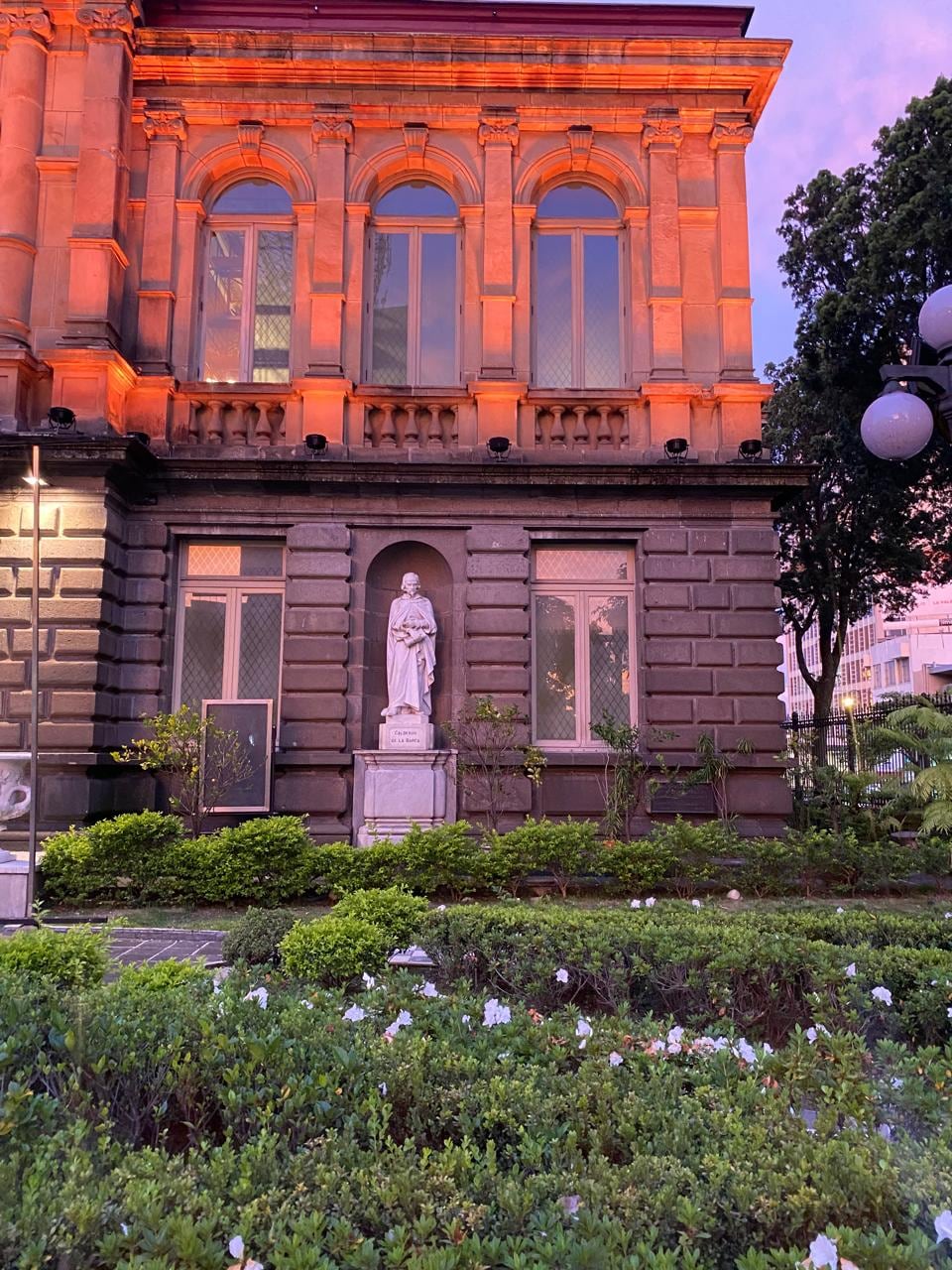 La estatua de Pedro Calderón de la Barca es una de las dos originales de la fachada del Teatro Nacional. Foto: del autor.