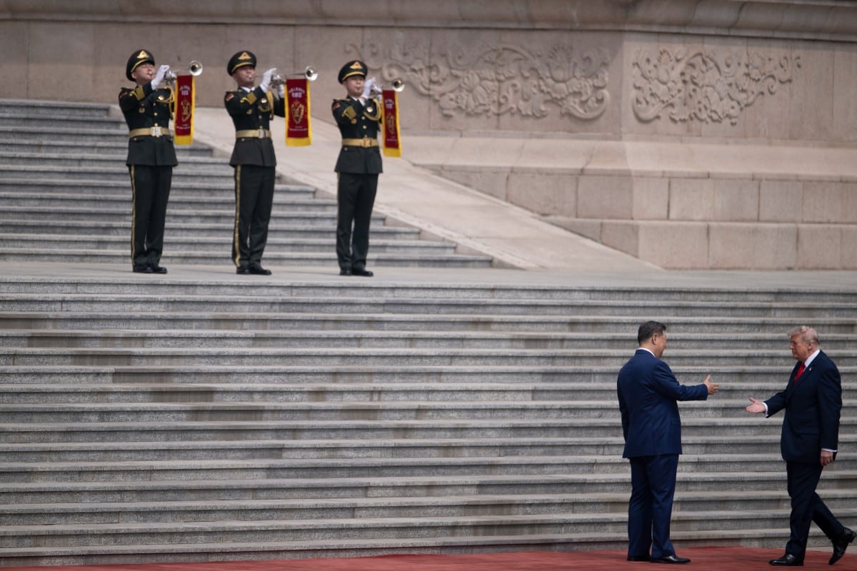 El presidente de Estados Unidos, Donald Trump, estrecha la mano del presidente de China, Xi Jinping, durante una ceremonia de bienvenida en el Gran Salón del Pueblo, en Pekín, el 14 de mayo de 2026.