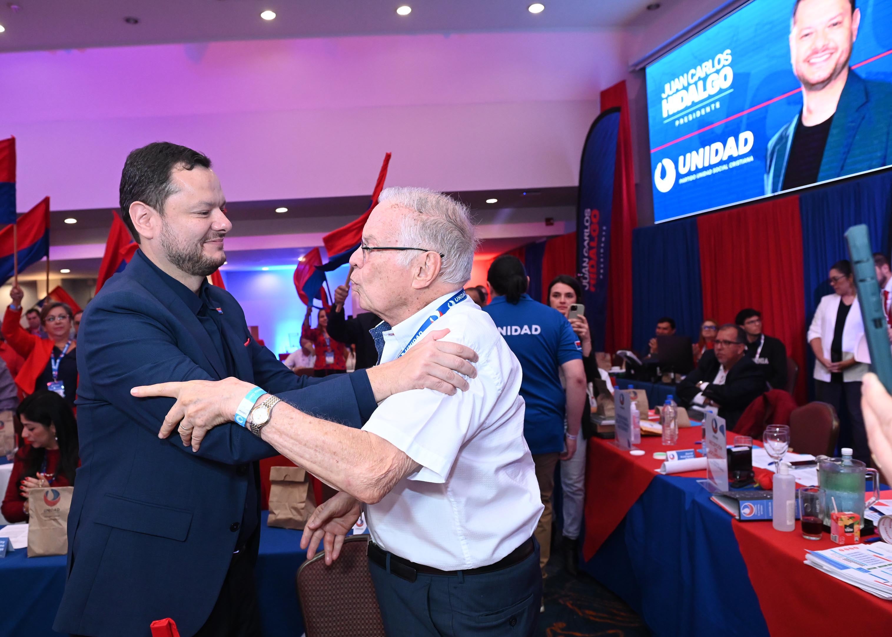 27 de julio del 2025. Hotel Crowne Plaza en La Sabana. 09:00 hrs. El Partido Unidad Social Cristiana ratificó como candidato presidencial a Juan Carlos Hidalgo. En una votación unánime los delegados del partido presentes en la asamblea confirmaron la candidatura de Hidalgo. En la foto: Dirigentes y simpatizantes del partido festejaron a mas no poder la elección del candidato y durante su discurso, Hidalgo, agradeció a los miembros del partido su apoyo. Foto: Albert Marín